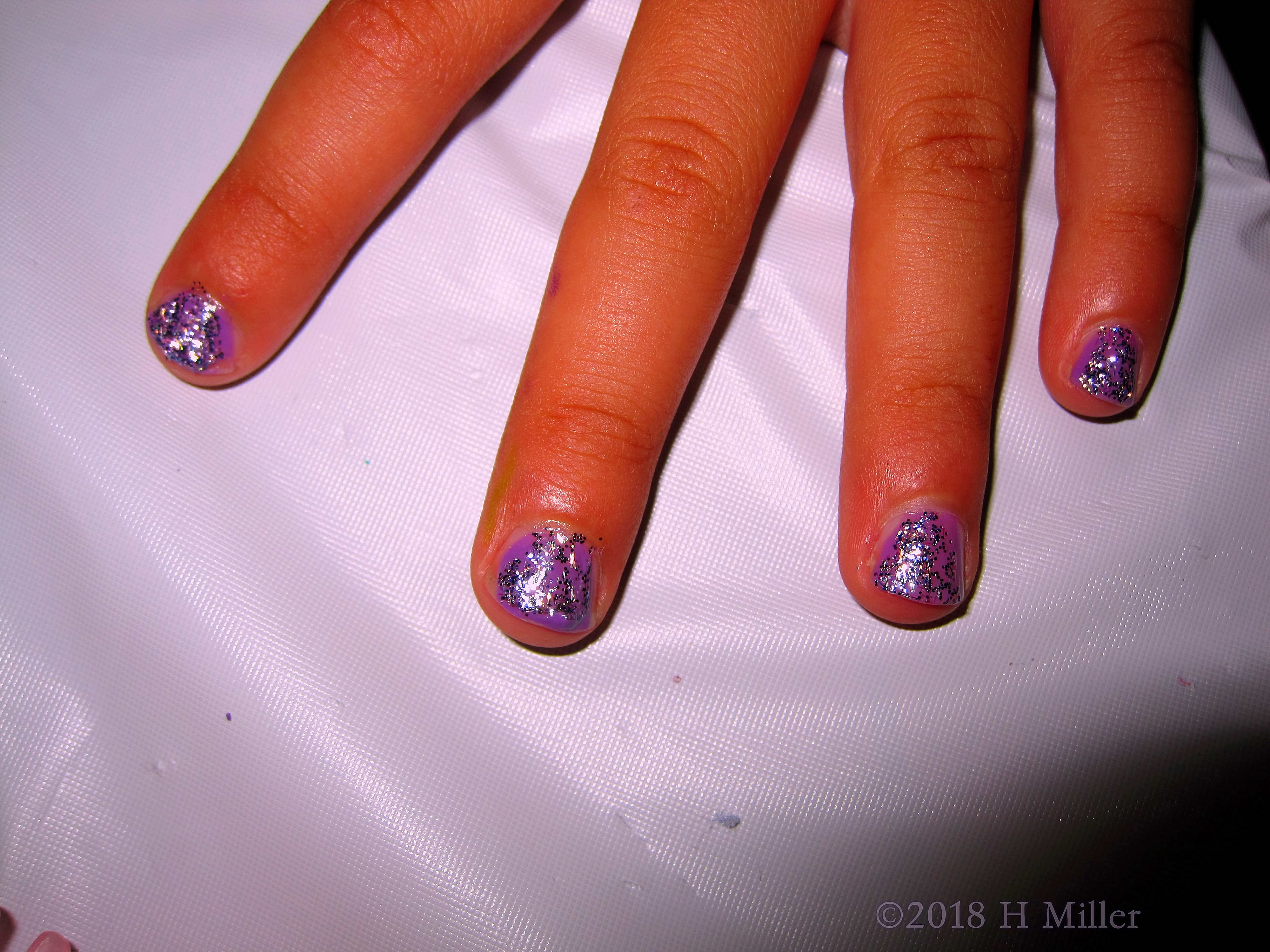 Kids Friendly Glitter Mini Mani. Kids Friendly Glitter Mini Mani.