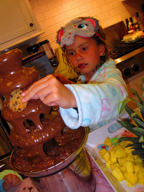 Chocochip Dip In Chocolate Fondue Makes It All The More Tasty! Chocochip Dip In Chocolate Fondue Makes It All The More Tasty!