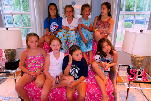 Eliza With Her Friends Poses For A Group Pic! Eliza With Her Friends Poses For A Group Pic!