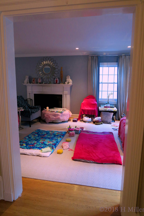 Facial Mats, Comfy Couch And All That Is Required For A Perfect Kids Spa!