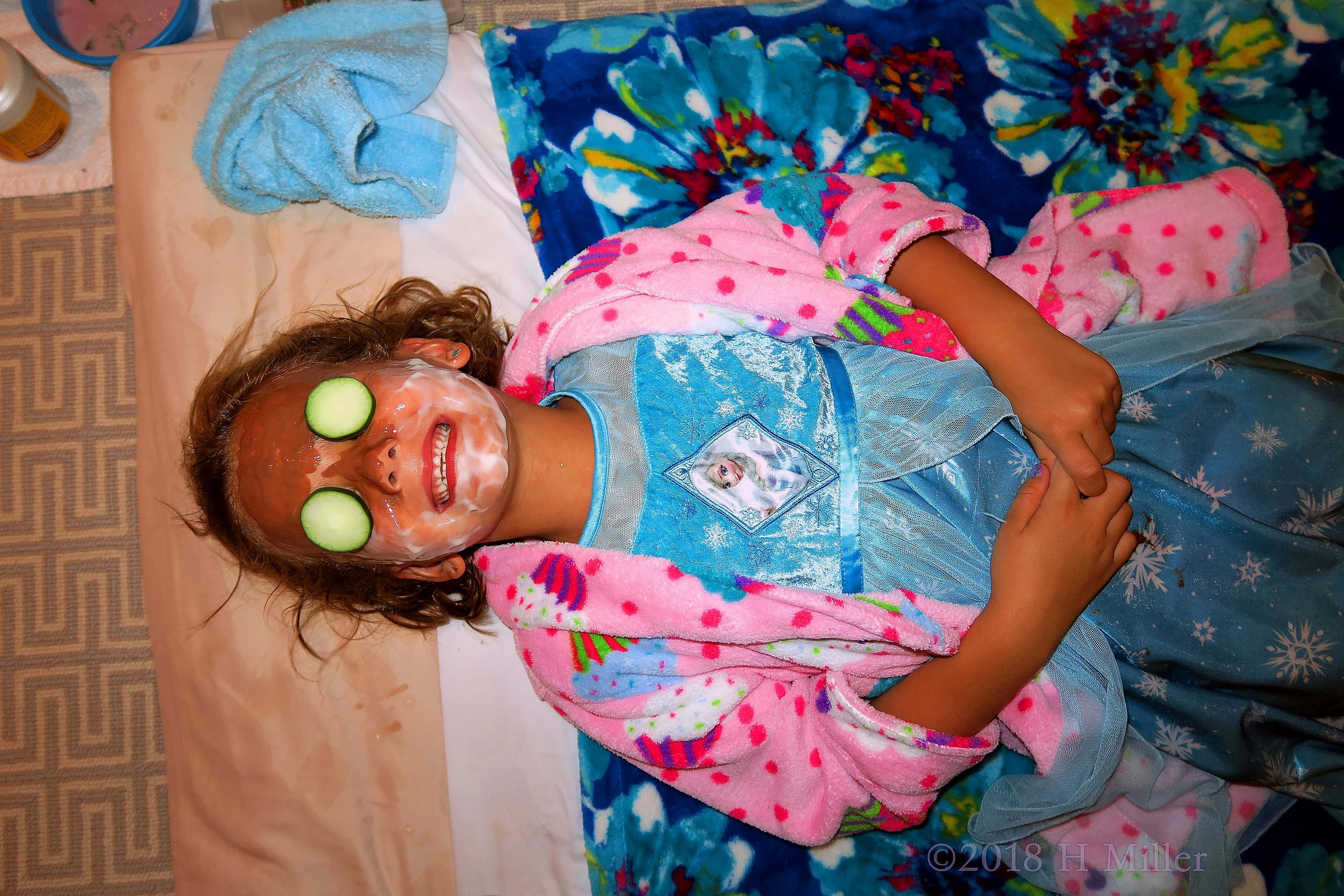 She Enjoys The Feeling Of Soothe And Chill During Facials For Girls! She Enjoys The Feeling Of Soothe And Chill During Facials For Girls!