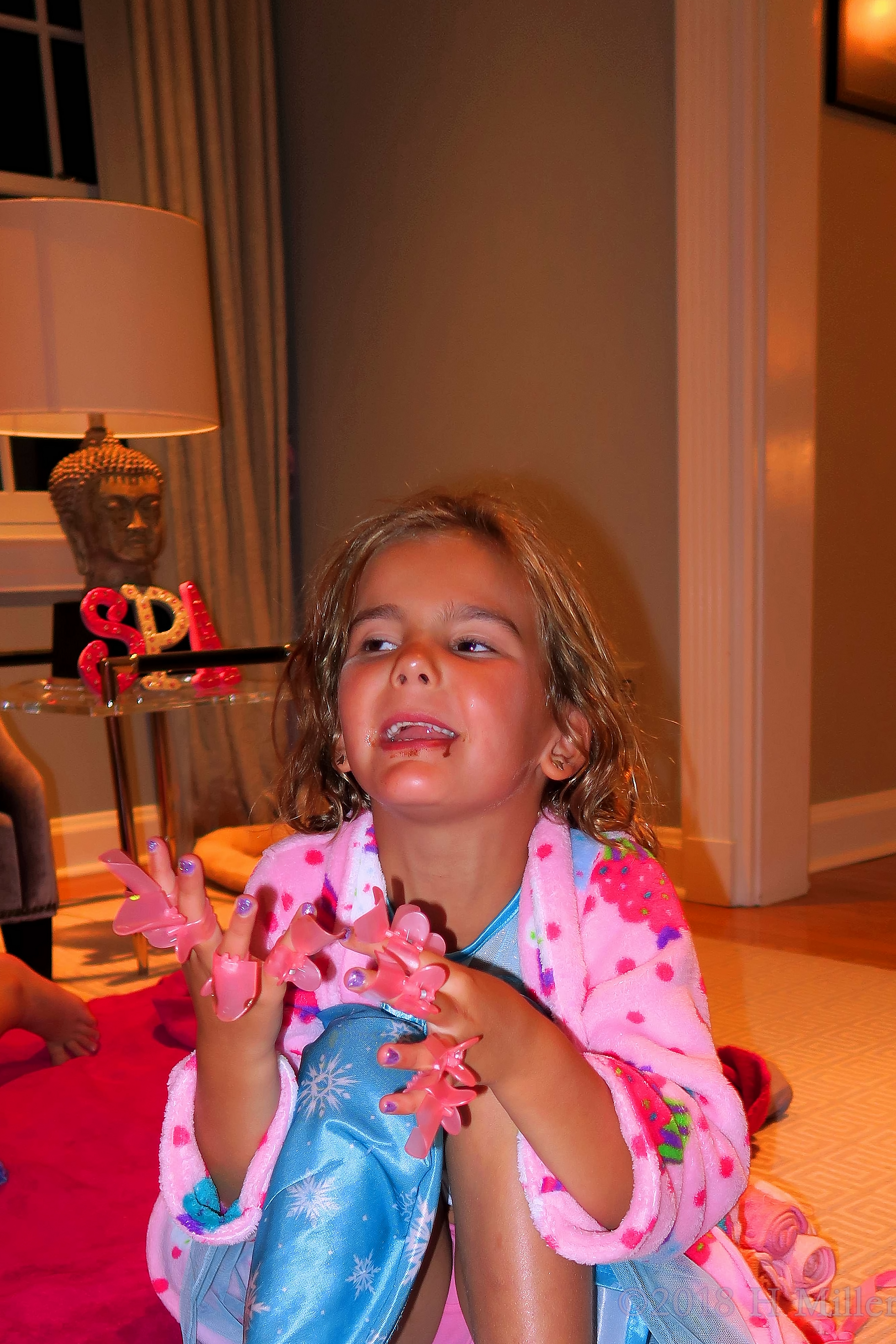 She Wears Nail Protectors To Let Her Nail Color Dry Without Smudging! She Wears Nail Protectors To Let Her Nail Color Dry Without Smudging!