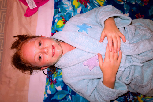 Relaxing While Having Her Kids Facial! Relaxing While Having Her Kids Facial!