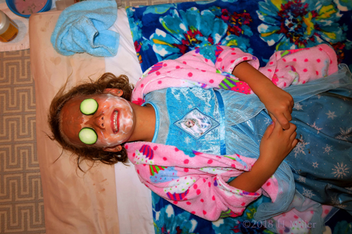 She Enjoys The Feeling Of Soothe And Chill During Facials For Girls! She Enjoys The Feeling Of Soothe And Chill During Facials For Girls!