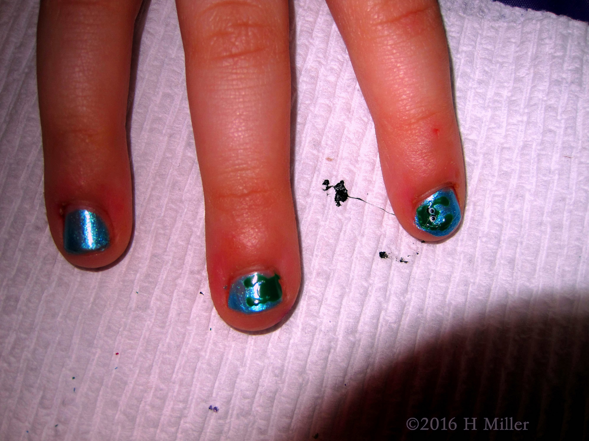 Cute Shimmery Blue Manicure 