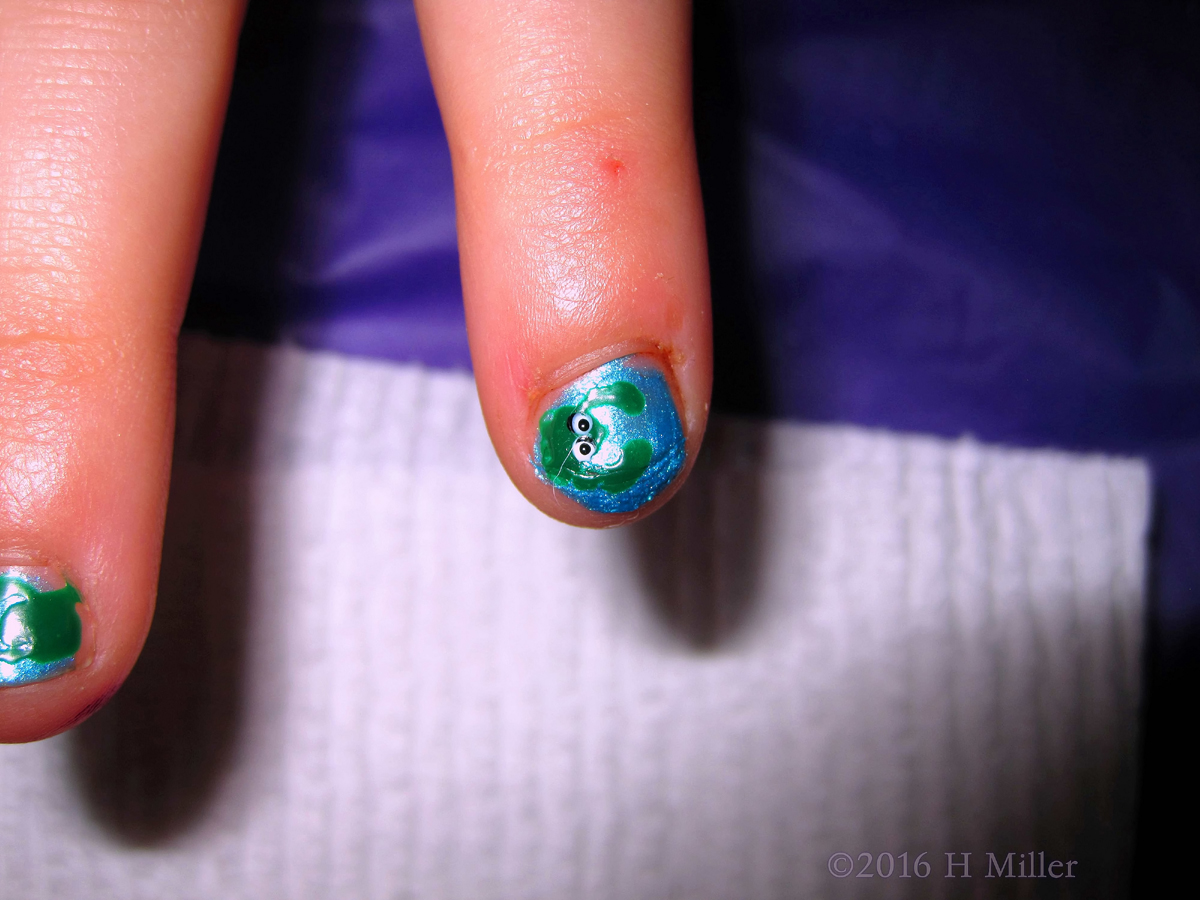 Girls Spa Frog Manicure Art 1200px~19~.jpg Pink And Blue Mini Mani 