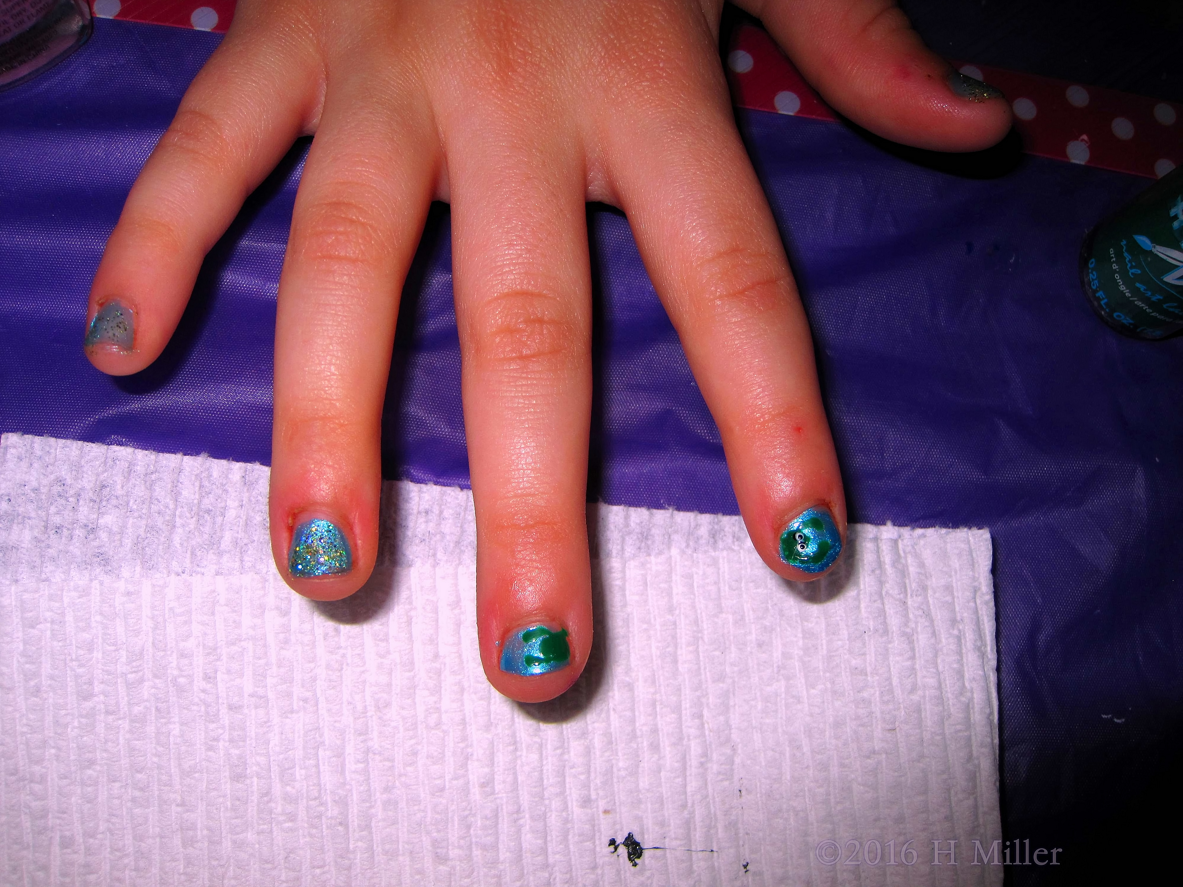 Cute Glittery Frog Mini Mani Cute Glittery Frog Mini Mani