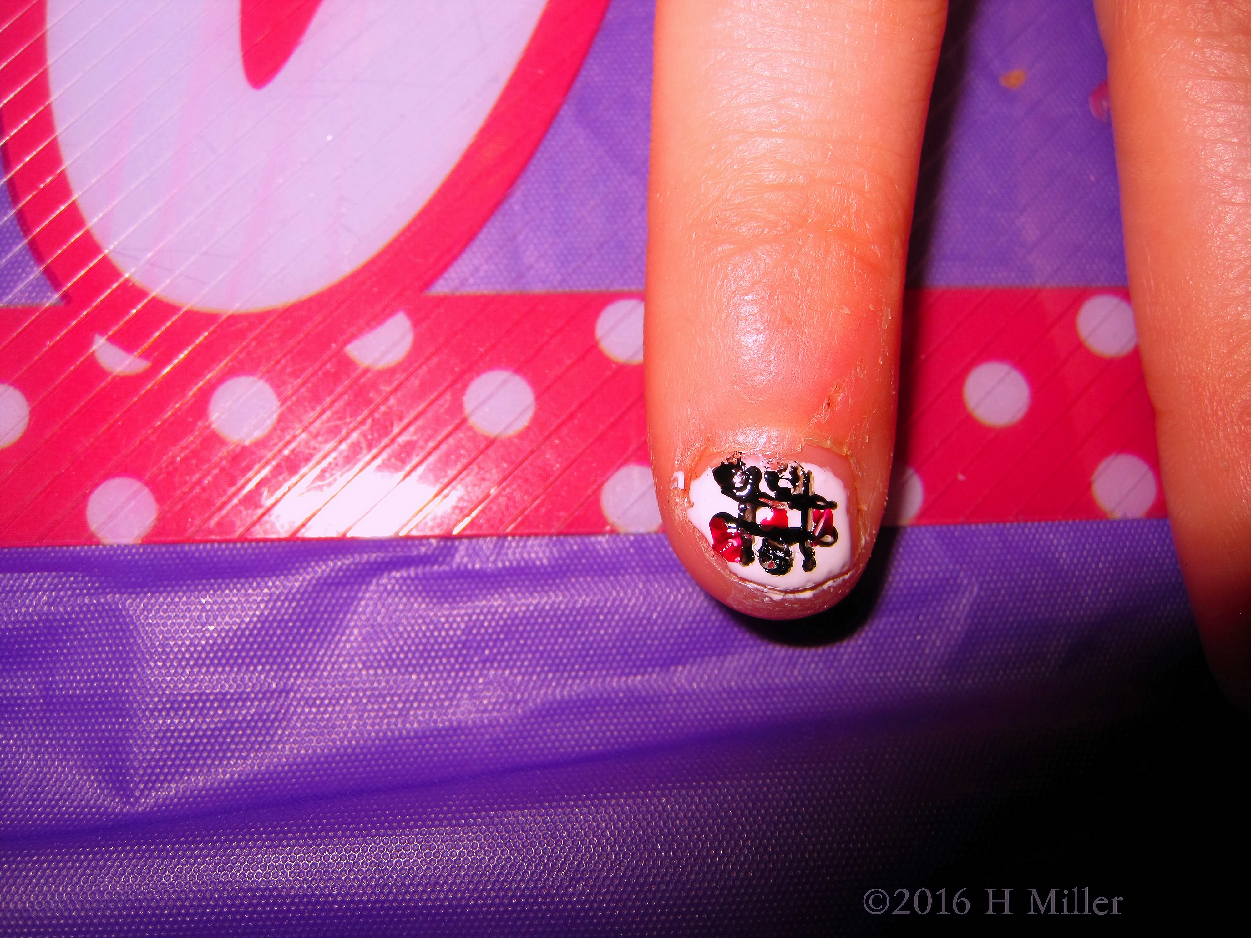 She Has A Tic Tac Toe Board On Her Nail! She Has A Tic Tac Toe Board On Her Nail!
