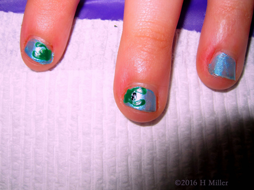 She Has Frogs On Her Nails! She Has Frogs On Her Nails!