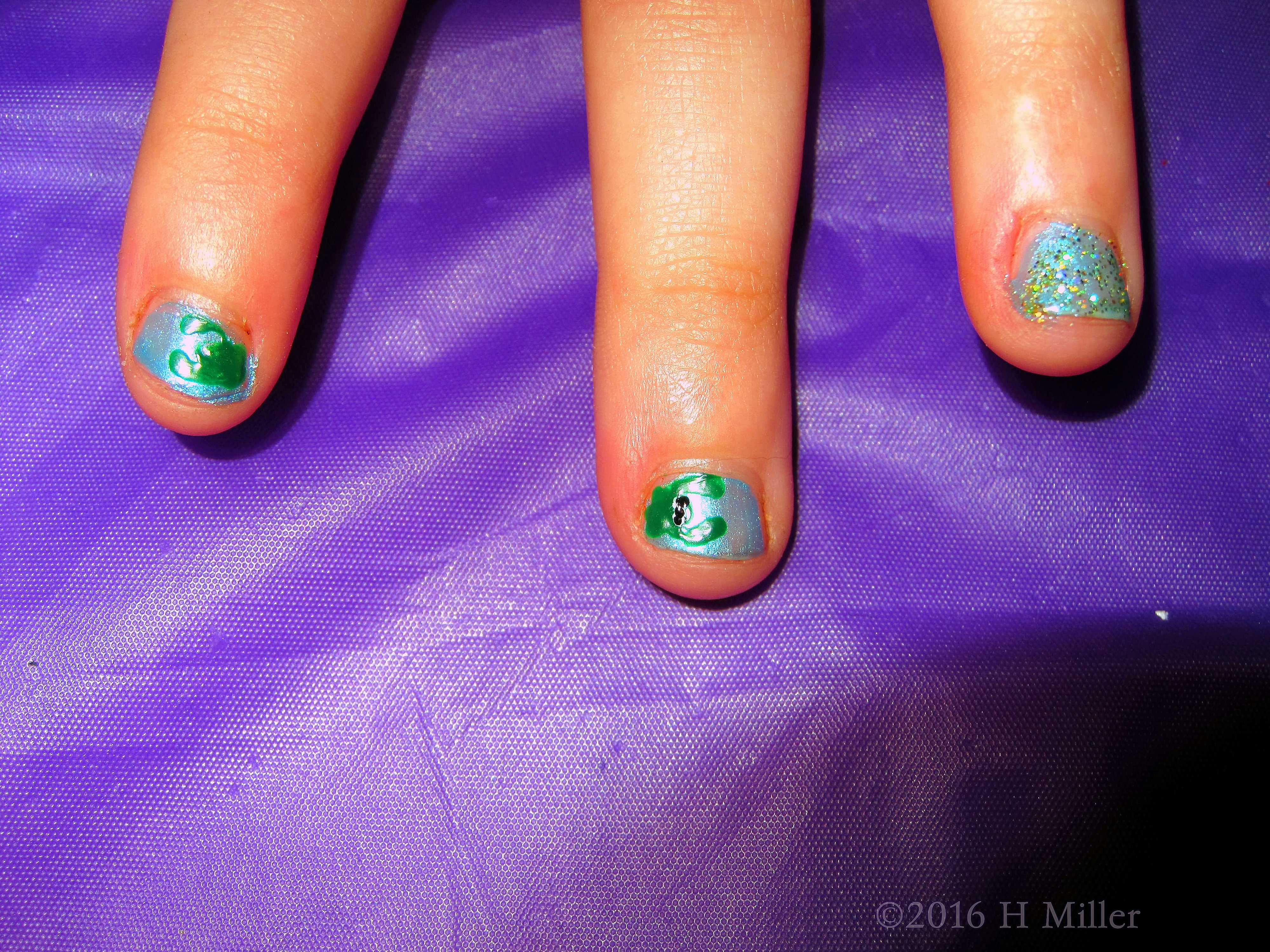 Cute Sparkly Home Girls Spa Frog Manicure Cute Sparkly Home Girls Spa Frog Manicure