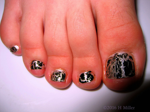 Super Cool Gold And Black Shatter Girls Spa Pedicure! Super Cool Gold And Black Shatter Girls Spa Pedicure!
