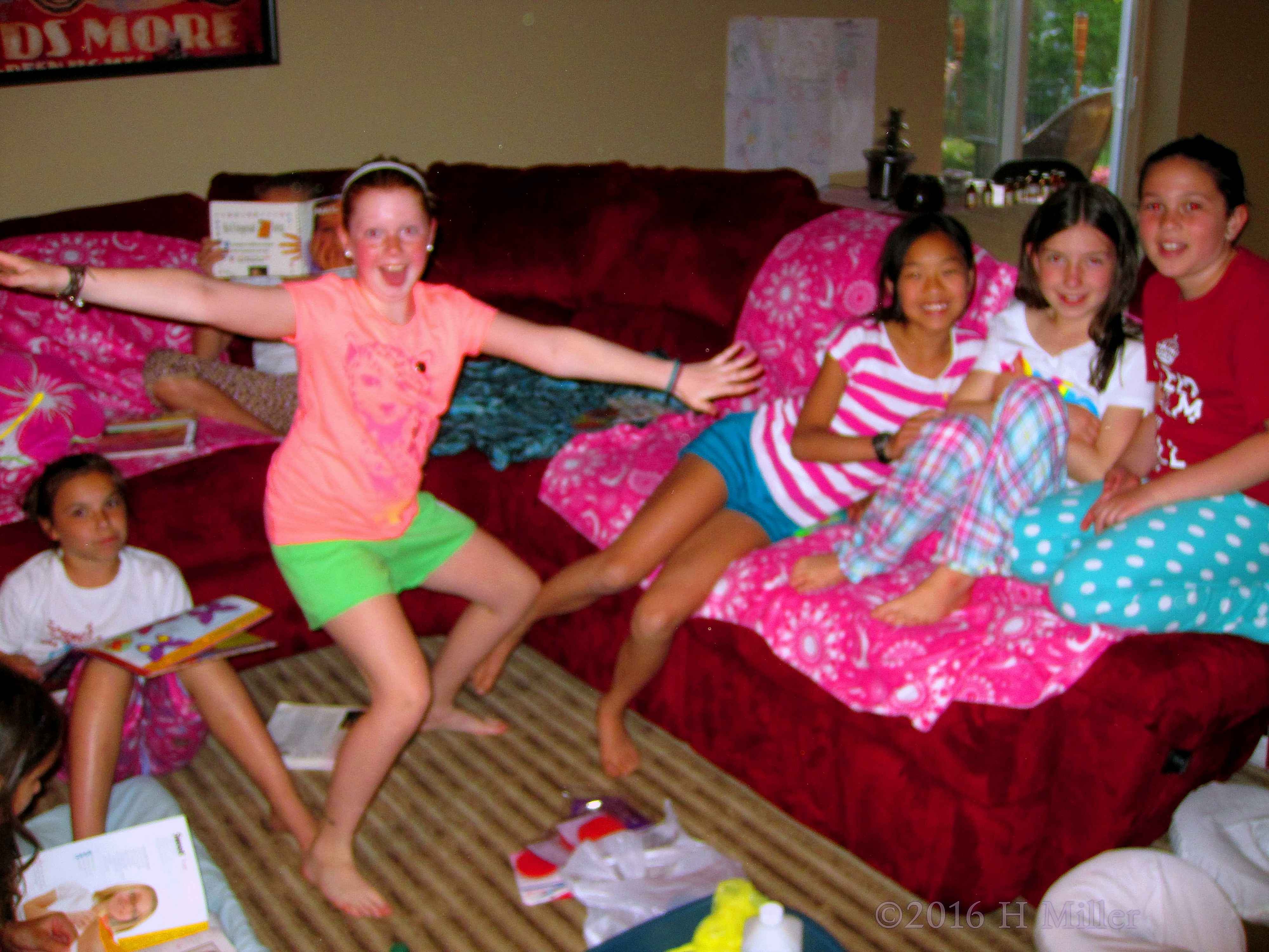 Everyone's Having Fun At The Girls Spa Party! Everyone's Having Fun At The Girls Spa Party!