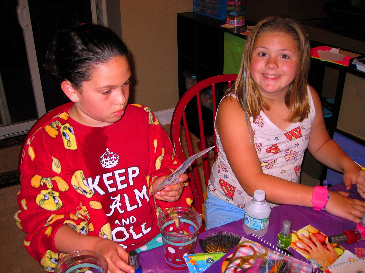 Looking At Nail Art Before Manicures 