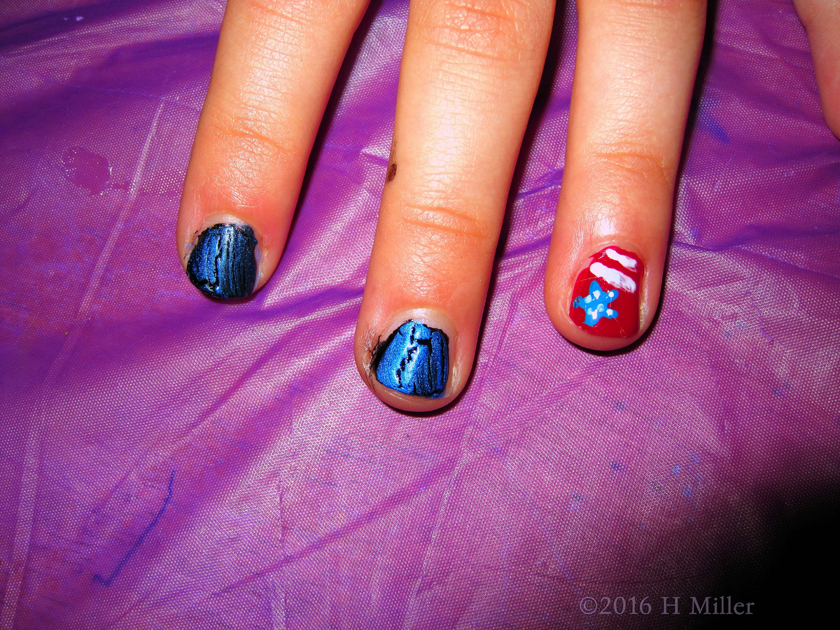 Very Patriotic American Flag Manicure 