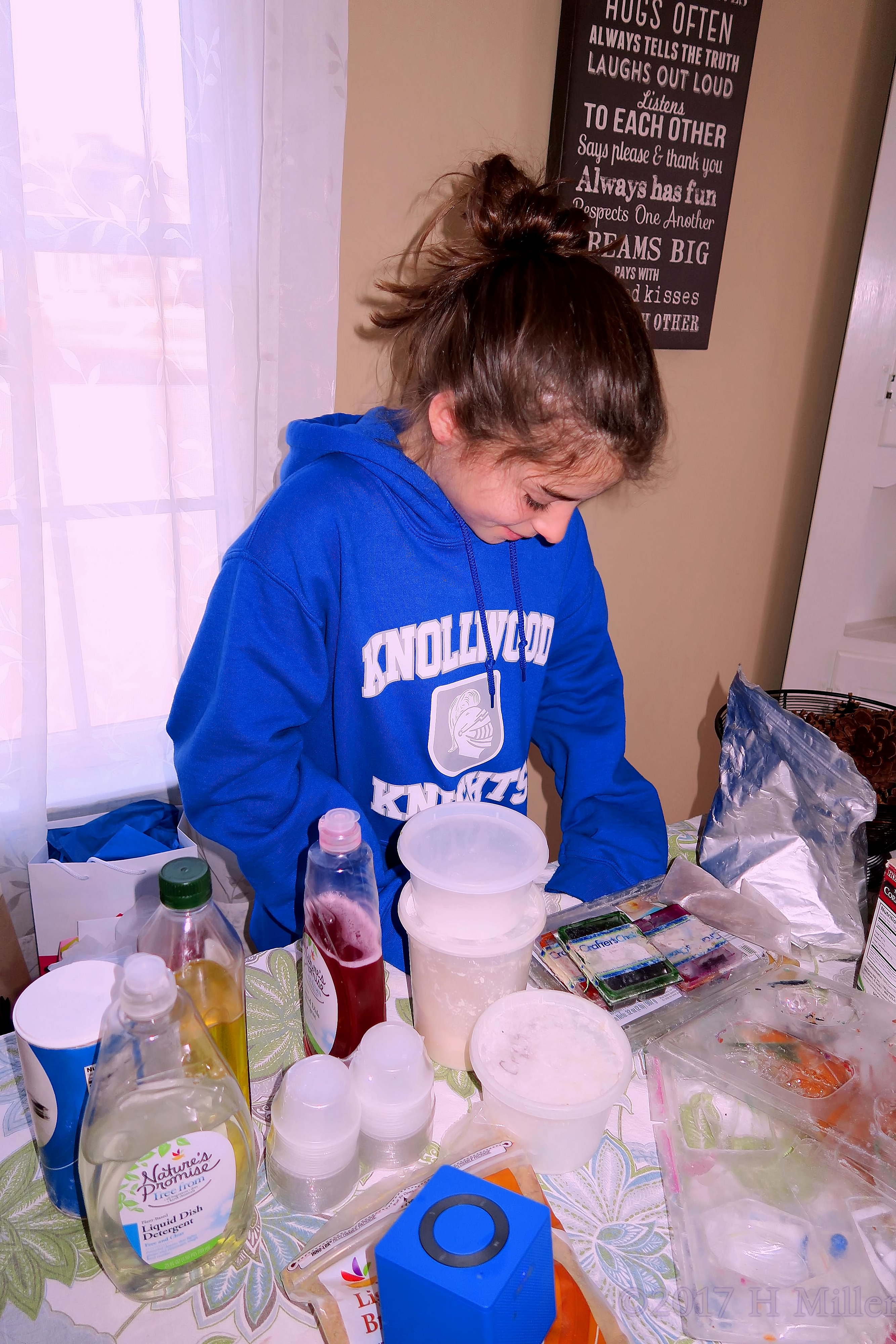 Kids Party Guest Crafting Bath Salts Kids Party Guest Crafting Bath Salts