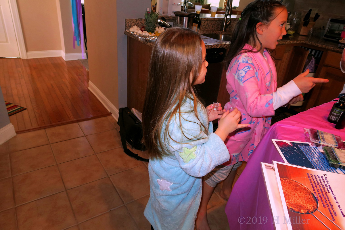 Chatting And Crafting! Spa Party Guests Make Crafts For Kids!