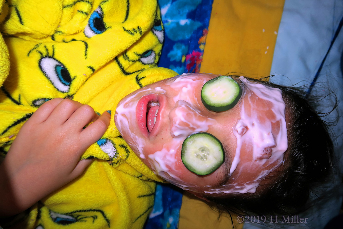 Delighted And Delicacies! Kids Party Guest Gets Her Kids Facial! 