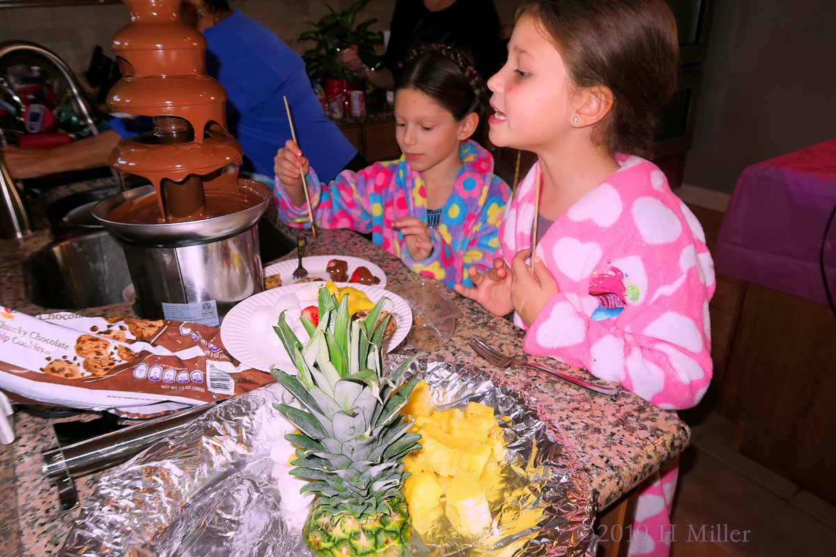Fruity Fondue! Kids Use Chocolate Fountain At The Spa Party! 