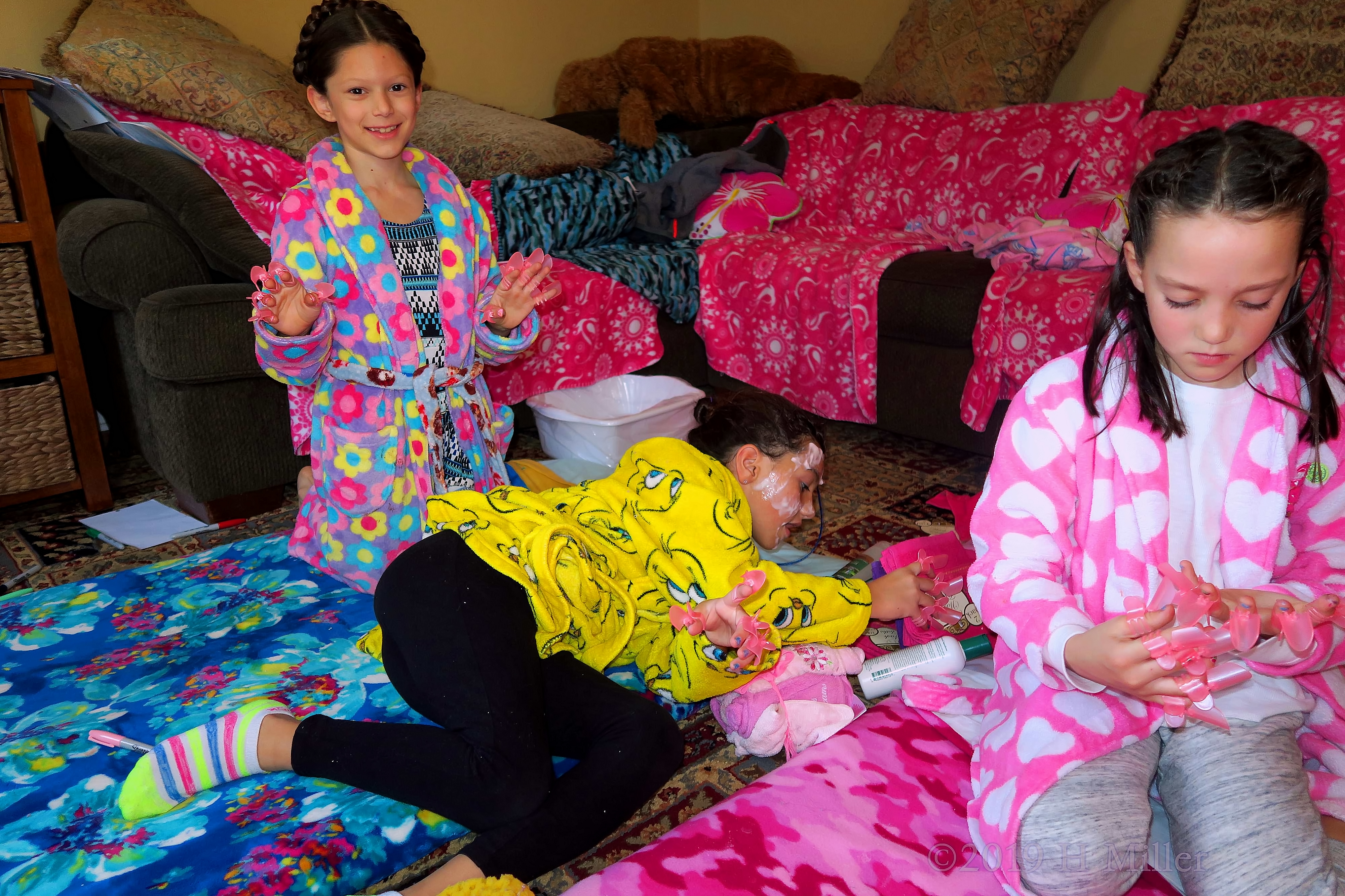 Good Times On The Ground! Party Guests Play During Pampering! Good Times On The Ground! Party Guests Play During Pampering!