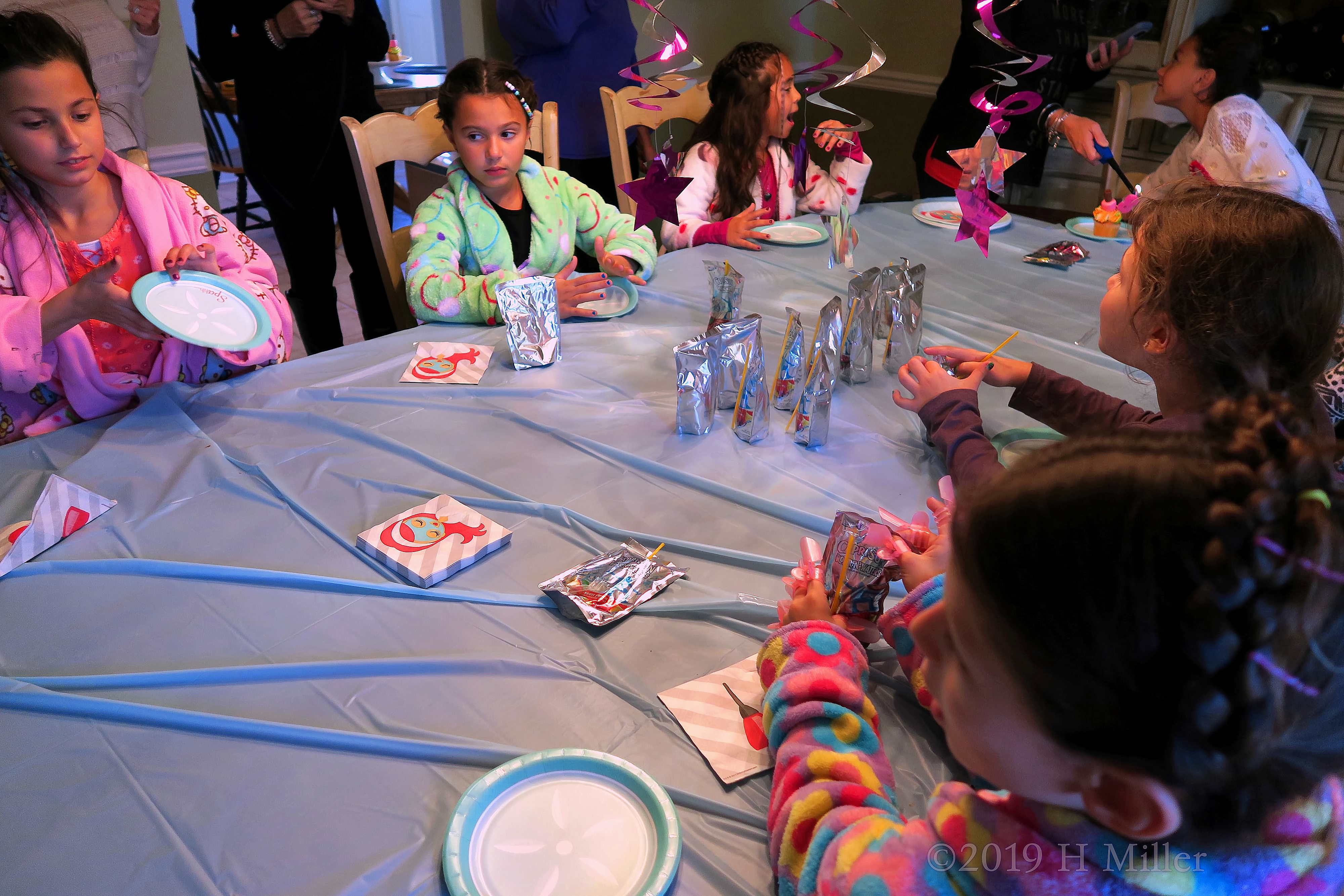 Joyful For Juices! Party Guests Have Snacktime! Joyful For Juices! Party Guests Have Snacktime!