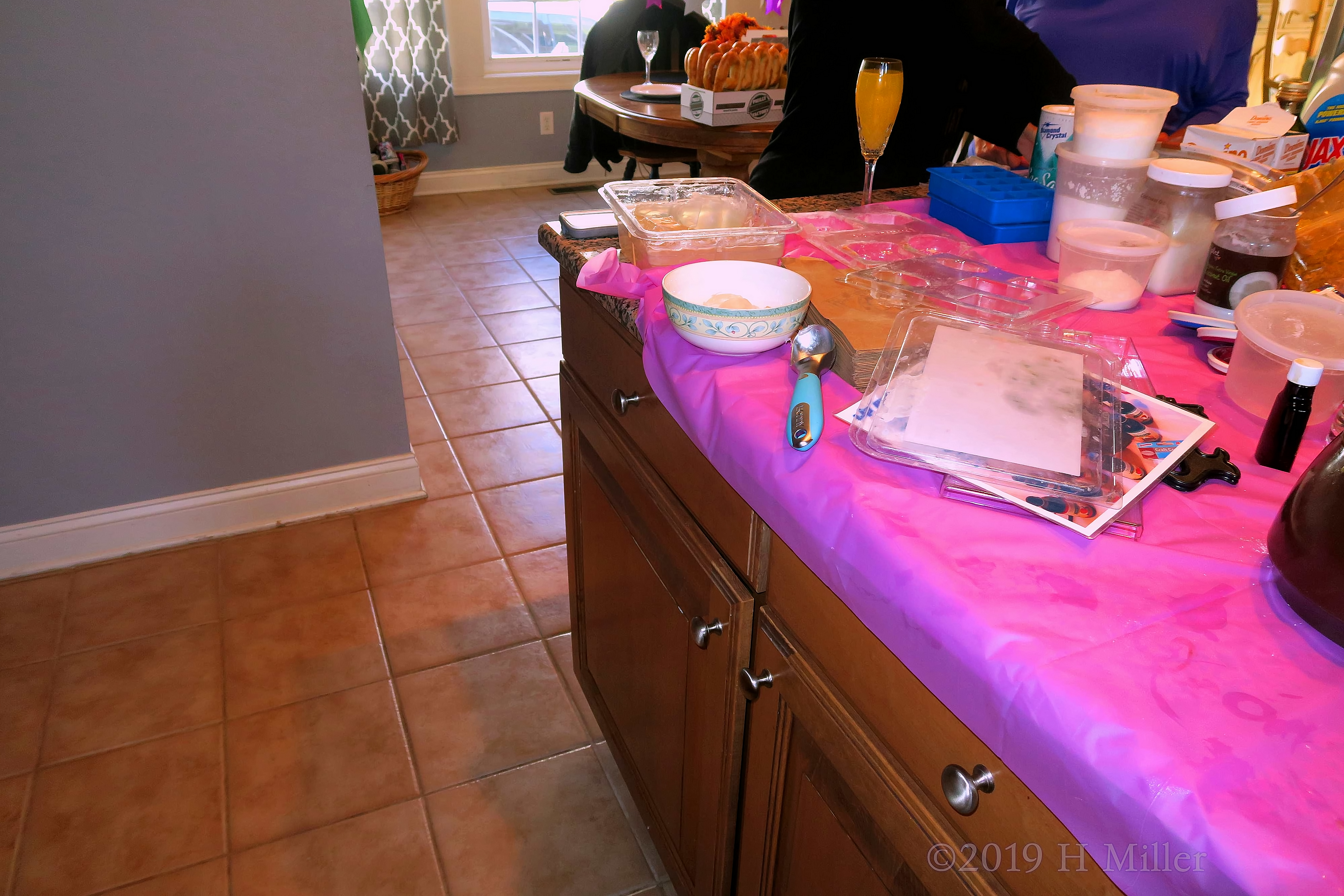 Making Up Mixtures! Party Guests Create Kids Crafts At The Spa For Kids! Making Up Mixtures! Party Guests Create Kids Crafts At The Spa For Kids!