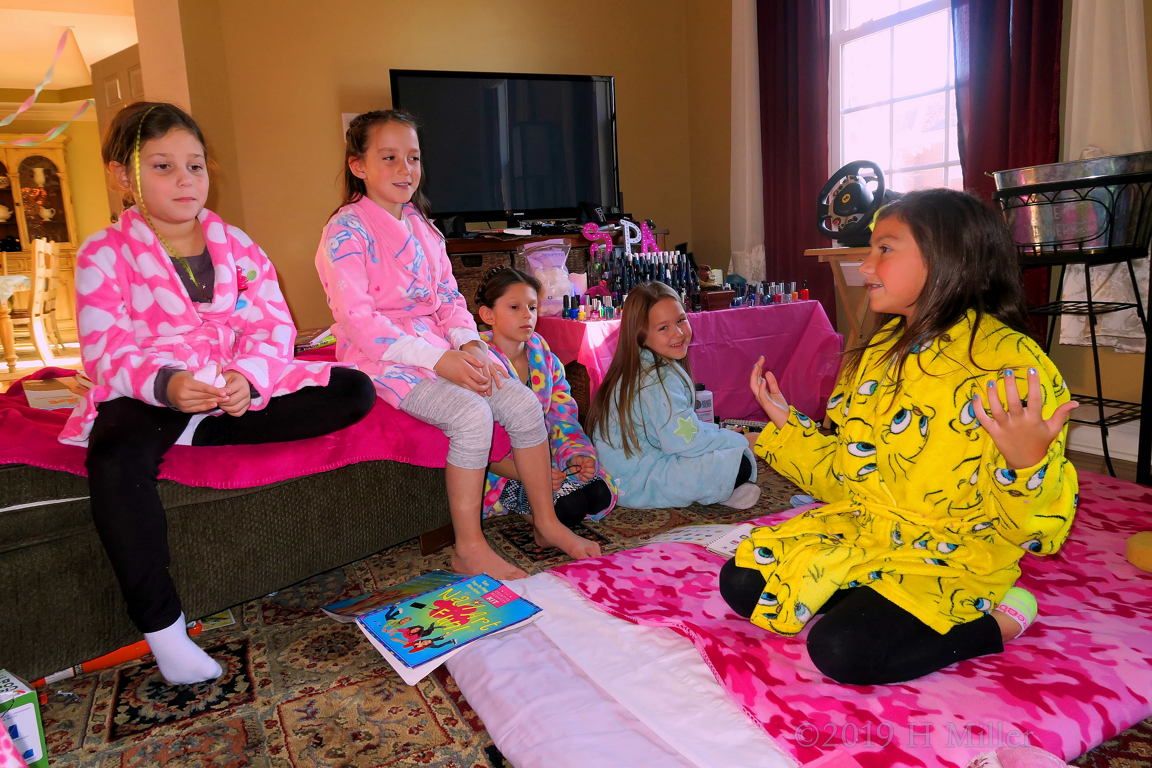 Party Guests Posing! Kids Party Guests Relax At The Spa For Girls! Party Guests Posing! Kids Party Guests Relax At The Spa For Girls!