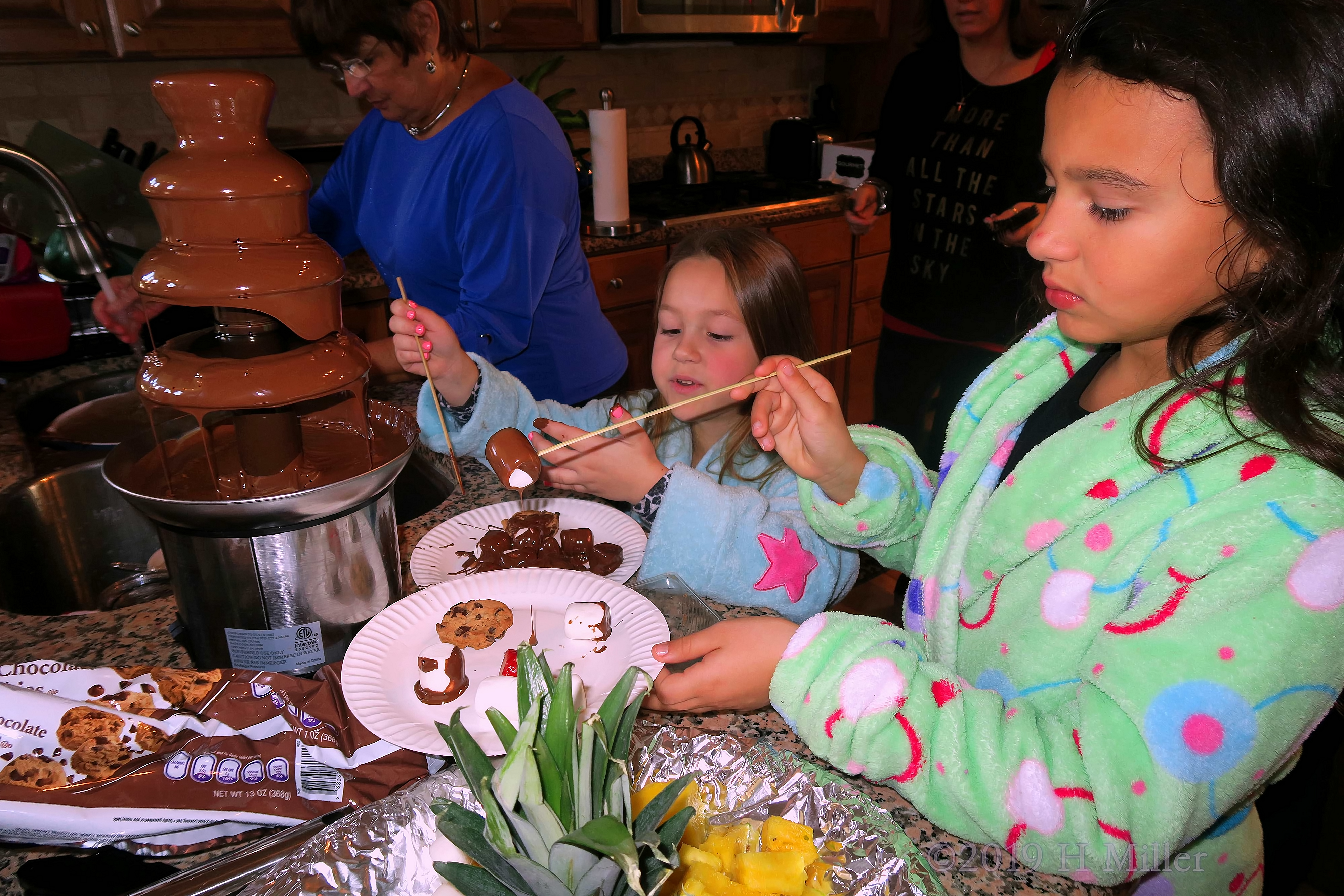 Perfectly Covered! Kids Party Guest Dips Marshmallows In Chocolate Fountain! Perfectly Covered! Kids Party Guest Dips Marshmallows In Chocolate Fountain!