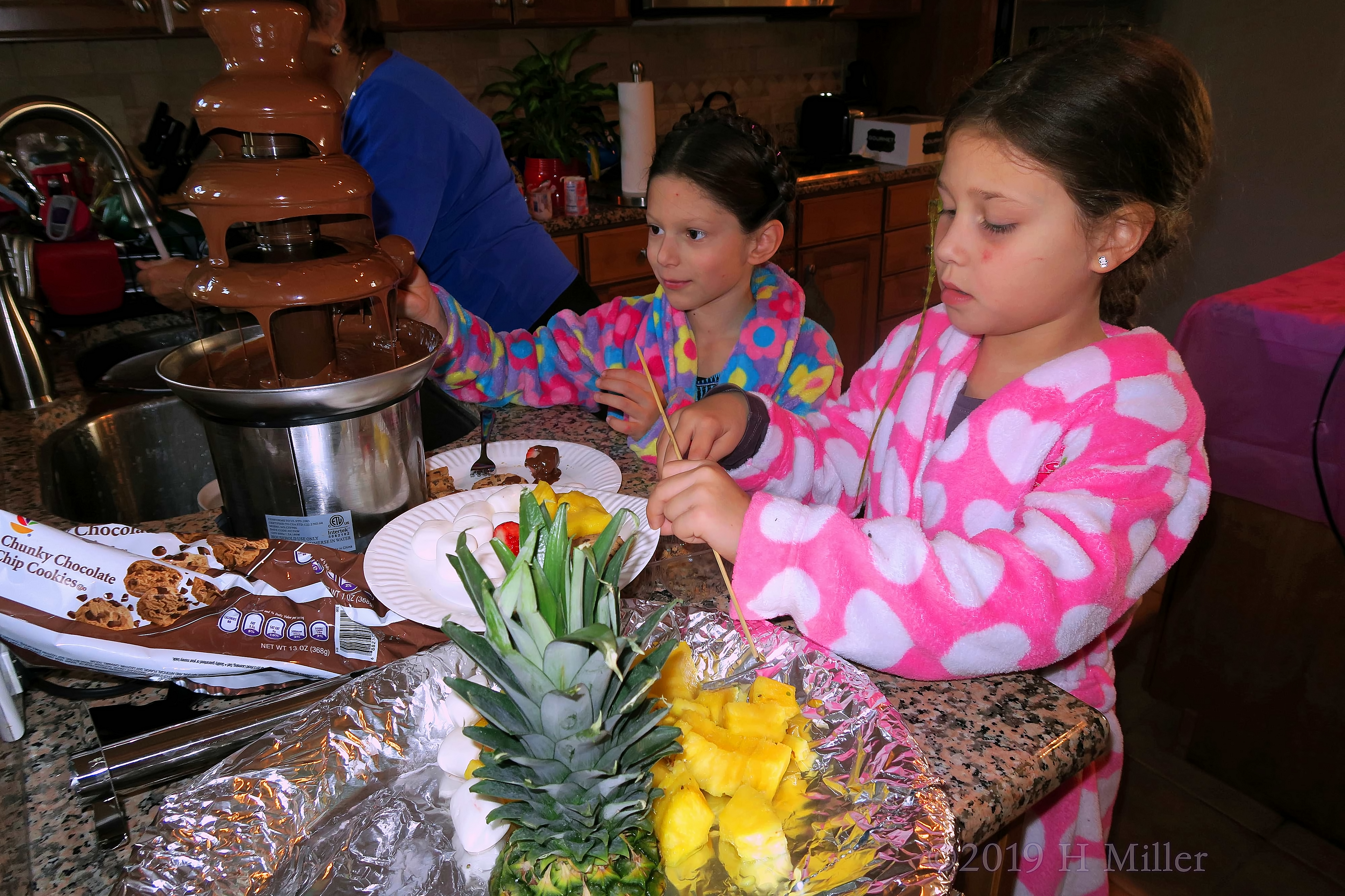 Sticking Strawberries! Party Guest Use Chocolate Fountain! Sticking Strawberries! Party Guest Use Chocolate Fountain!