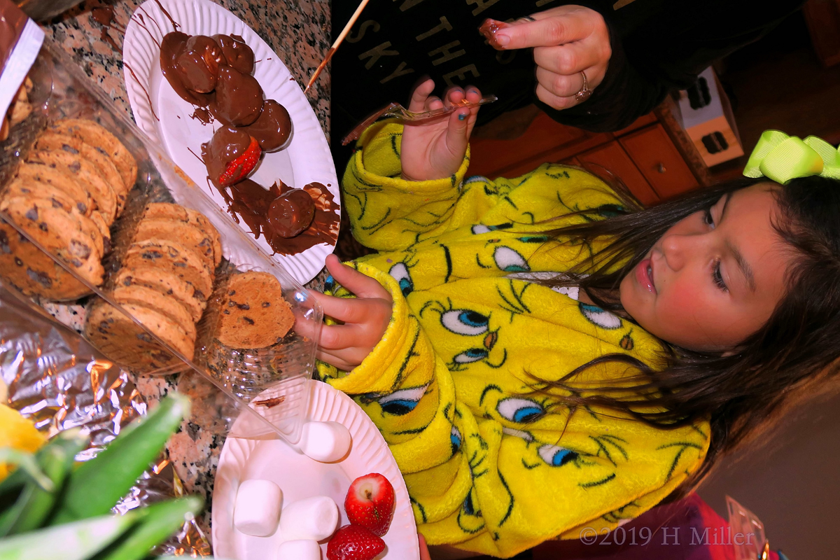 Chocolate Covered Strawberries! Chocolate Fountain Goes Good With Everything! Chocolate Covered Strawberries! Chocolate Fountain Goes Good With Everything!