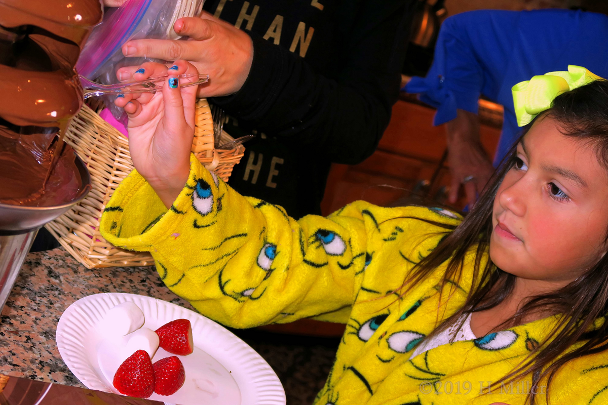 Directly Dipping! Kids Party Guest Dips Fruit! Directly Dipping! Kids Party Guest Dips Fruit!