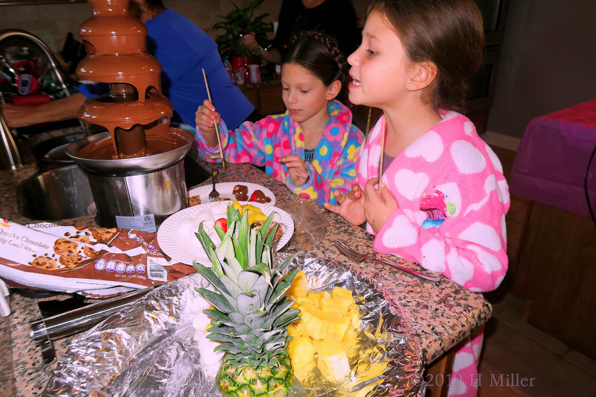 Fruity Fondue! Kids Use Chocolate Fountain At The Spa Party! Fruity Fondue! Kids Use Chocolate Fountain At The Spa Party!