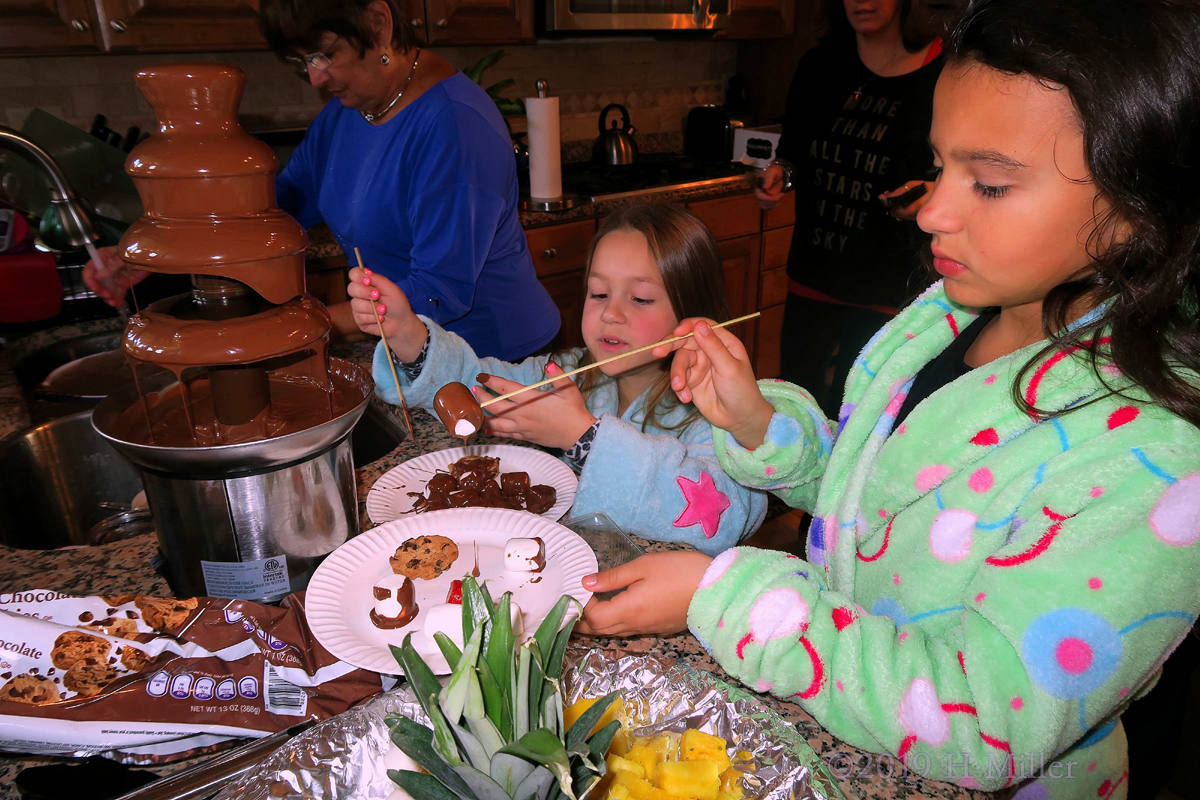 Perfectly Covered! Kids Party Guest Dips Marshmallows In Chocolate Fountain!