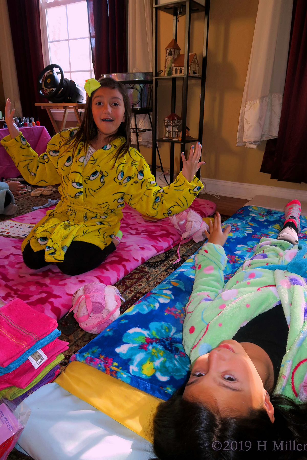 Playing And Posing! Spa Party Guests Unwind For Girls Facials Playing And Posing! Spa Party Guests Unwind For Girls Facials