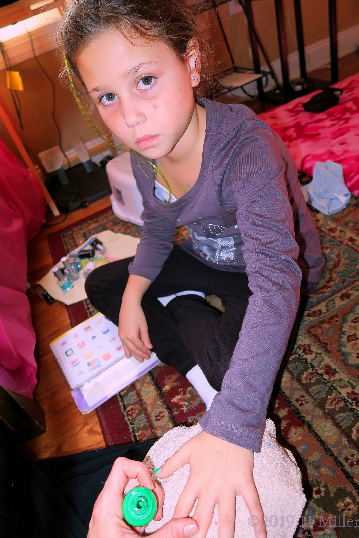 Shining In Silence! Party Guest Gets Green With A Manicure For Girls! Shining In Silence! Party Guest Gets Green With A Manicure For Girls!