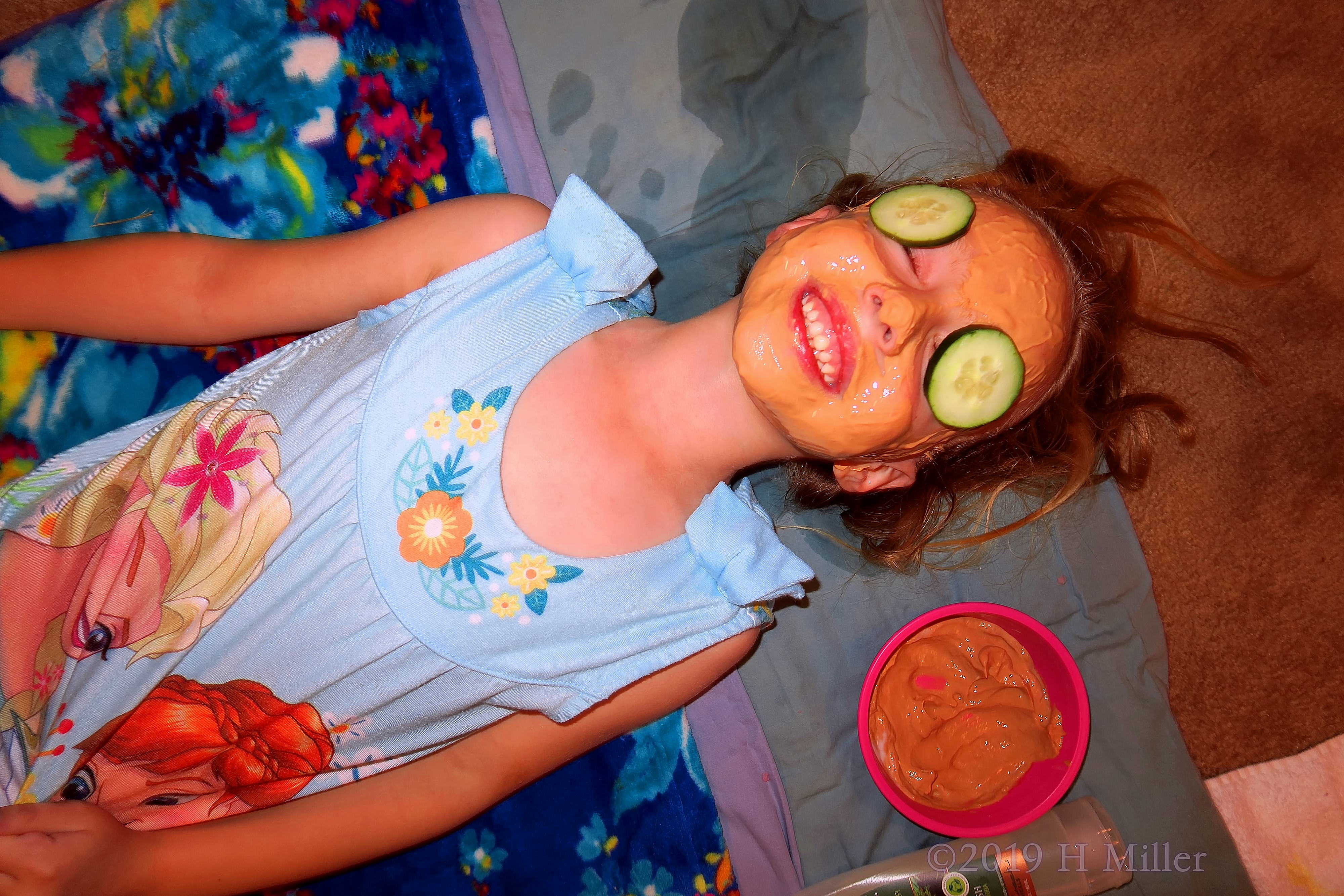 Cucumber Eyes! Kids Facal On Party Guest! Cucumber Eyes! Kids Facal On Party Guest!