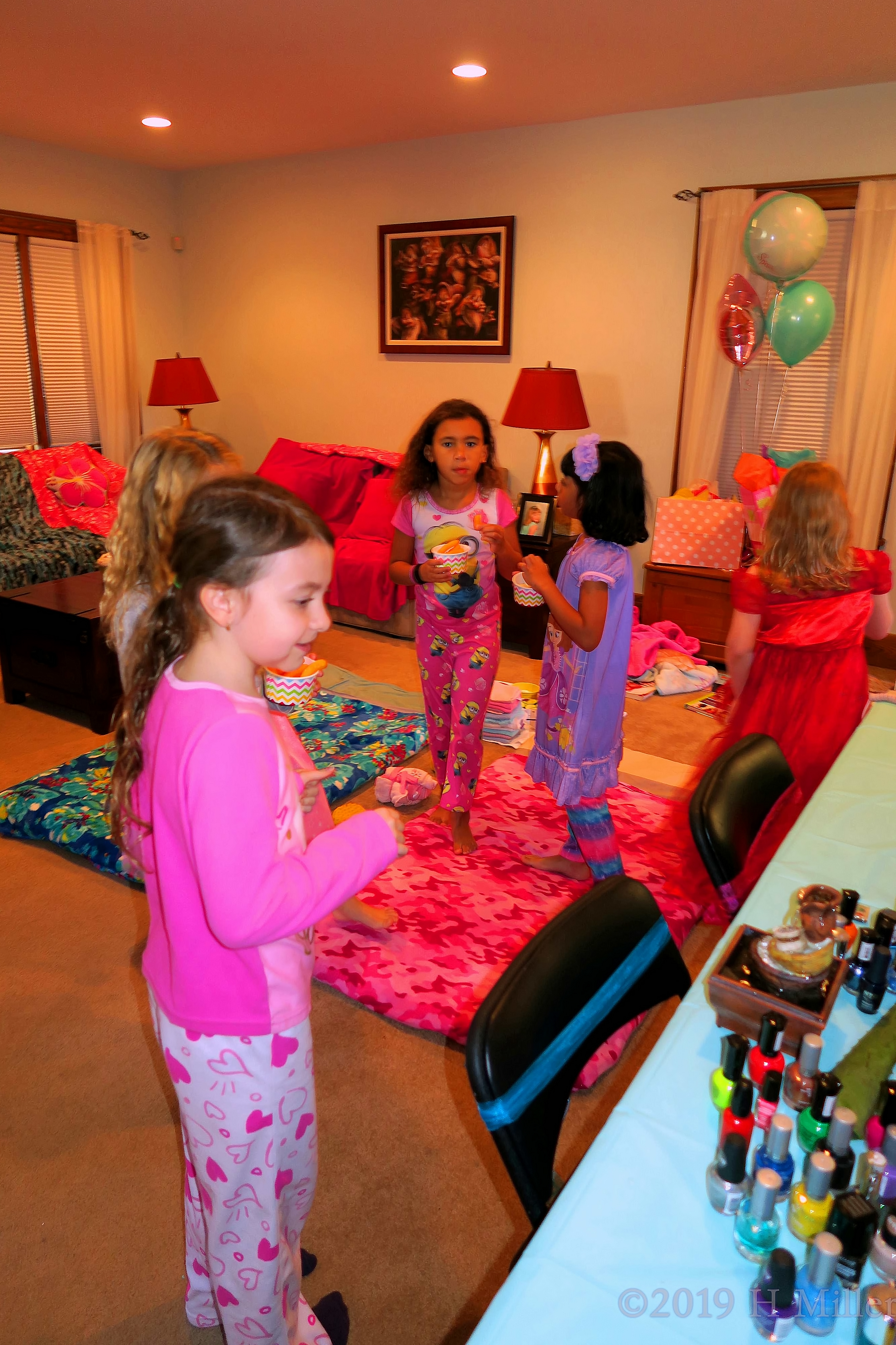 Pink Party! Party Guests Chat At The Kids Party! Pink Party! Party Guests Chat At The Kids Party!