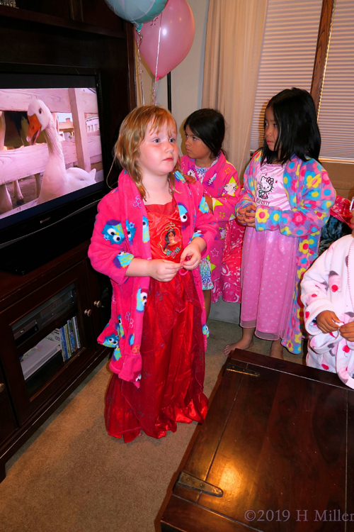 Balloons And Banter! Party Guests Chat! Balloons And Banter! Party Guests Chat!