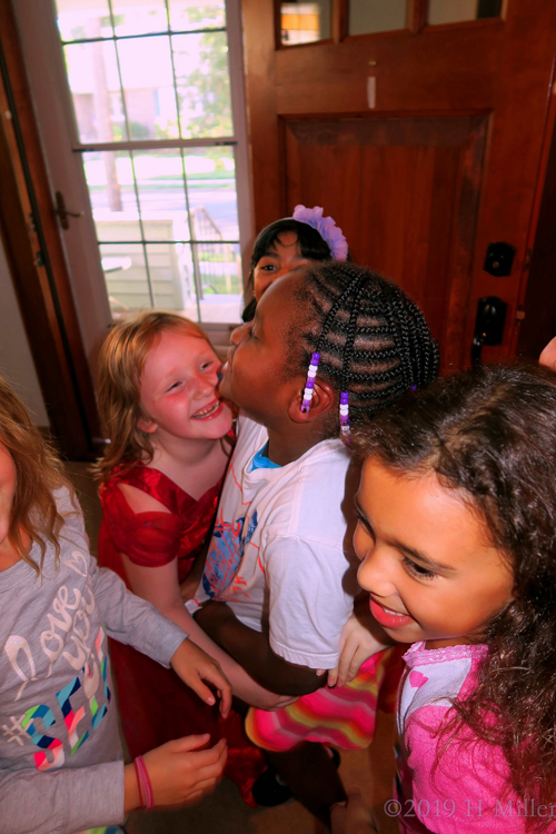 Banter And Braids! Party Guests Laugh At The Spa For Girls! Banter And Braids! Party Guests Laugh At The Spa For Girls!