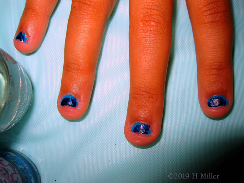 Blue Beauty! Girls Manicure On Party Guest!