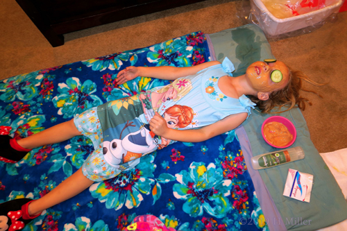 Face Masque On My Face! Party Guest Gets Kids Facial! Face Masque On My Face! Party Guest Gets Kids Facial!