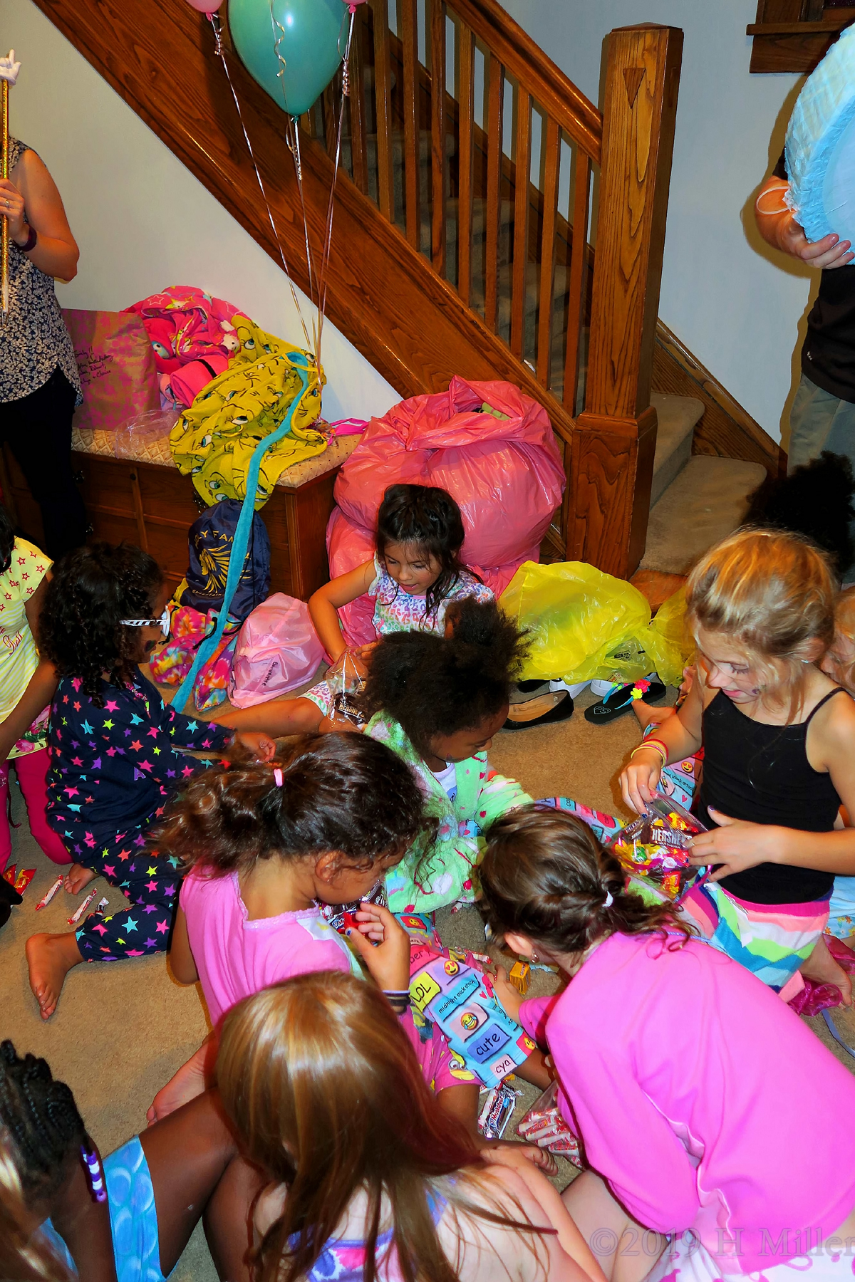 Group Getting Candy! Girls At The Spa Party Grab Goodies From The Pinata! 1
