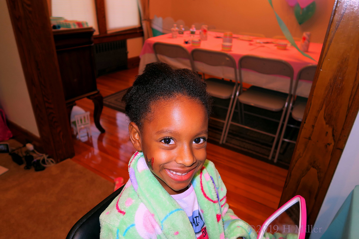 Smiling In Green! Party Guest Poses For Kids Hairstyle!