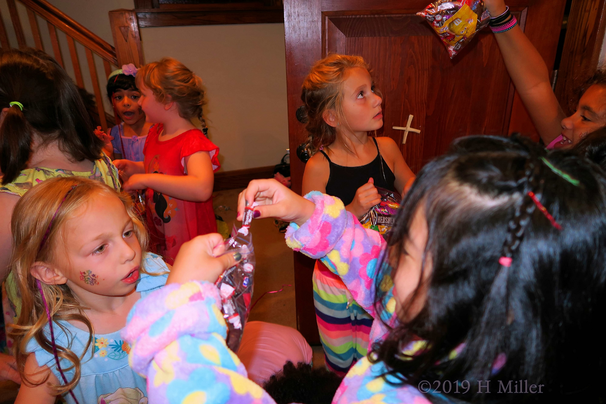 Taking The Tootsie Rolls! Party Guests Create Their Own Candy Bags! 1
