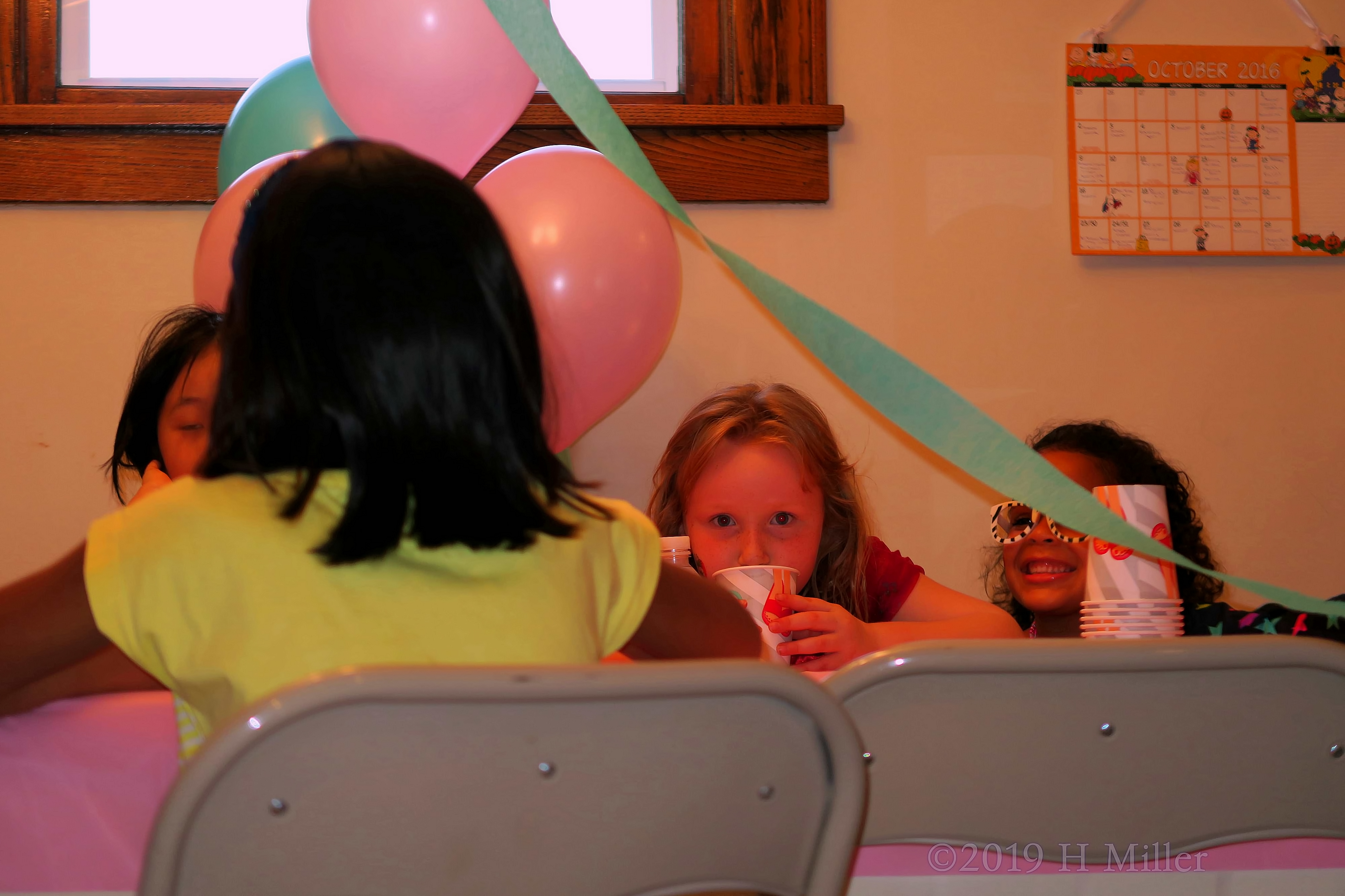 Balloons And Beautiful Streamers! Party Guests Snack At The Spa Party! Balloons And Beautiful Streamers! Party Guests Snack At The Spa Party!