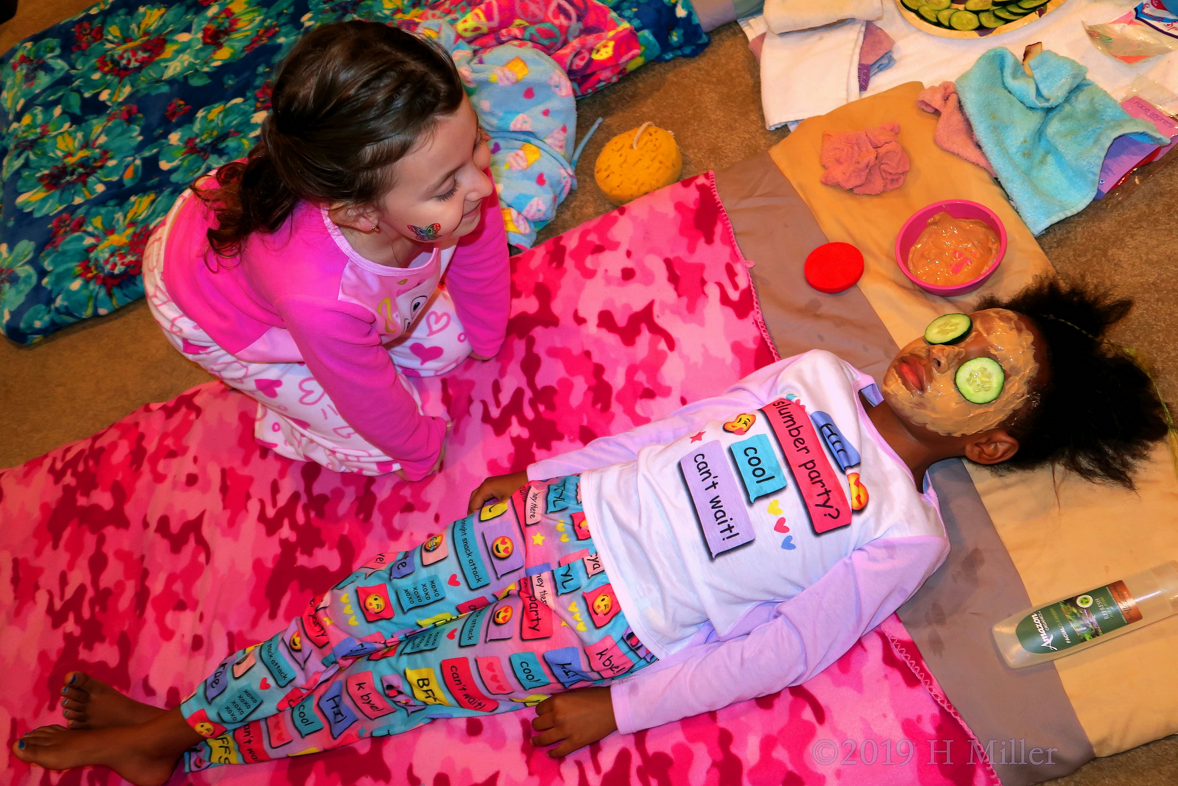 Chilling And Chatting! Party Guests Recieve Kids Facial! Chilling And Chatting! Party Guests Recieve Kids Facial!