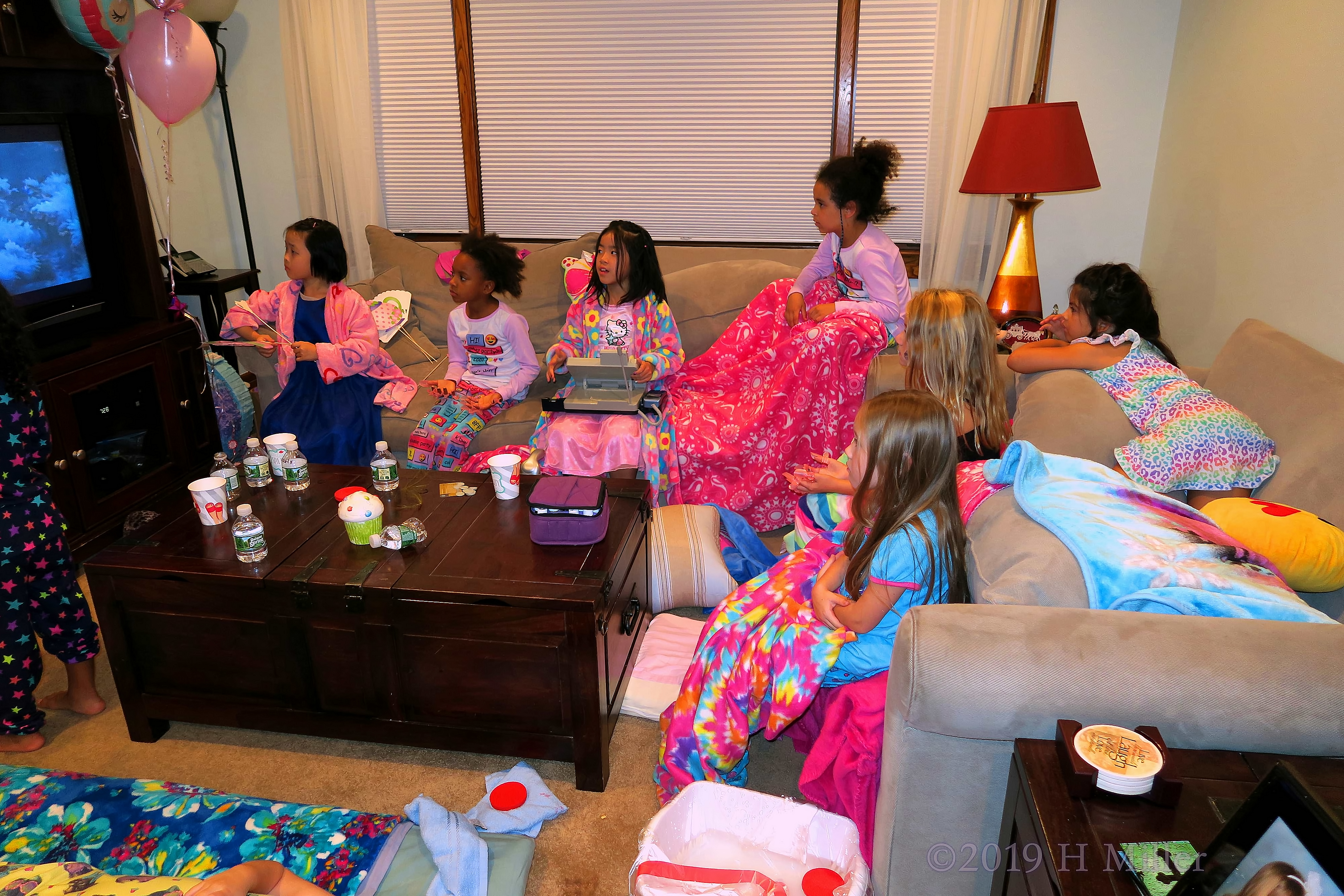 Crowding For Clouds! Party Guests Watch Movie At The Kids Party! 4 Crowding For Clouds! Party Guests Watch Movie At The Kids Party! 4