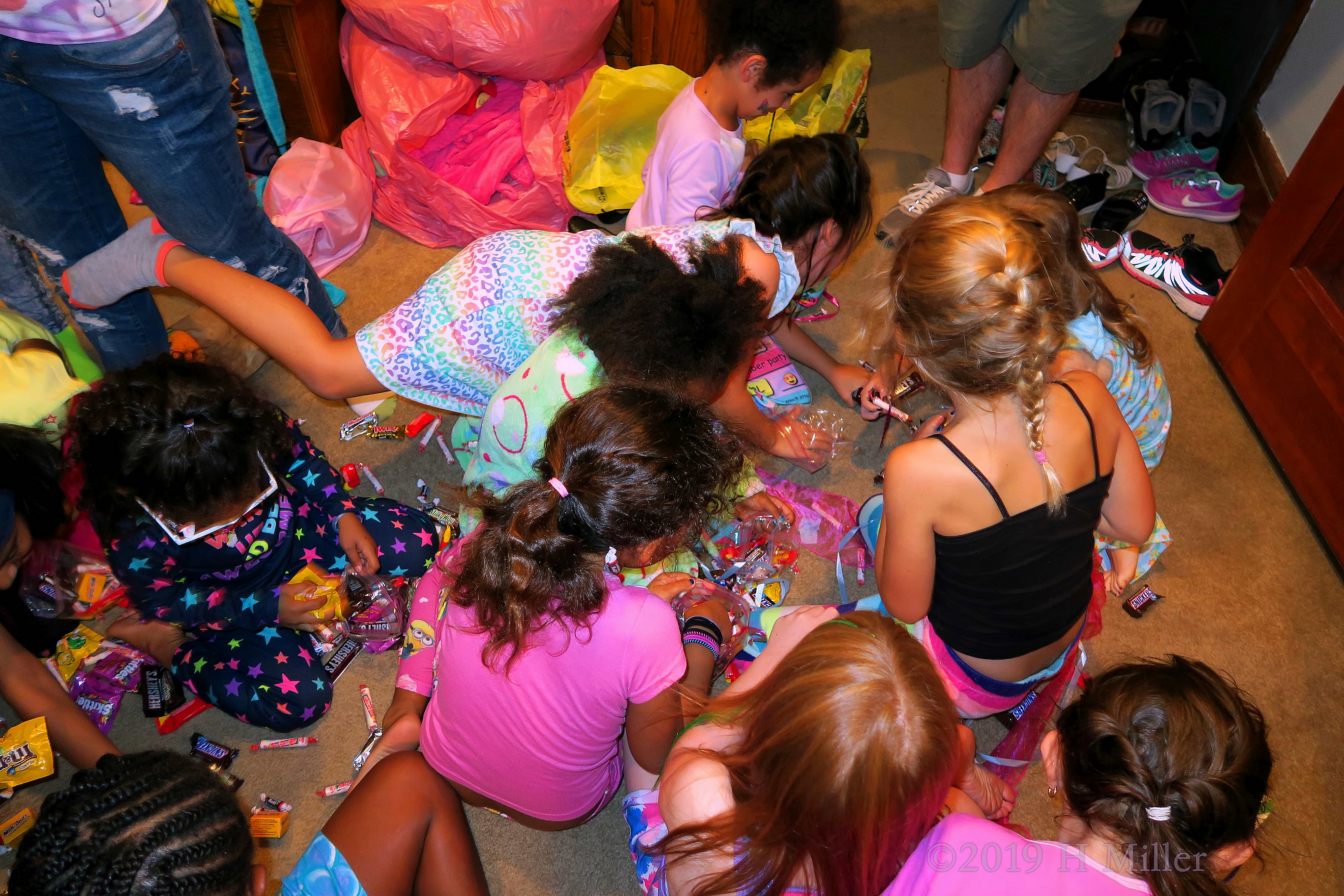 Get Your Bag! Spa Party Guests Collect Goodies From The Pinata! 4 Get Your Bag! Spa Party Guests Collect Goodies From The Pinata! 4