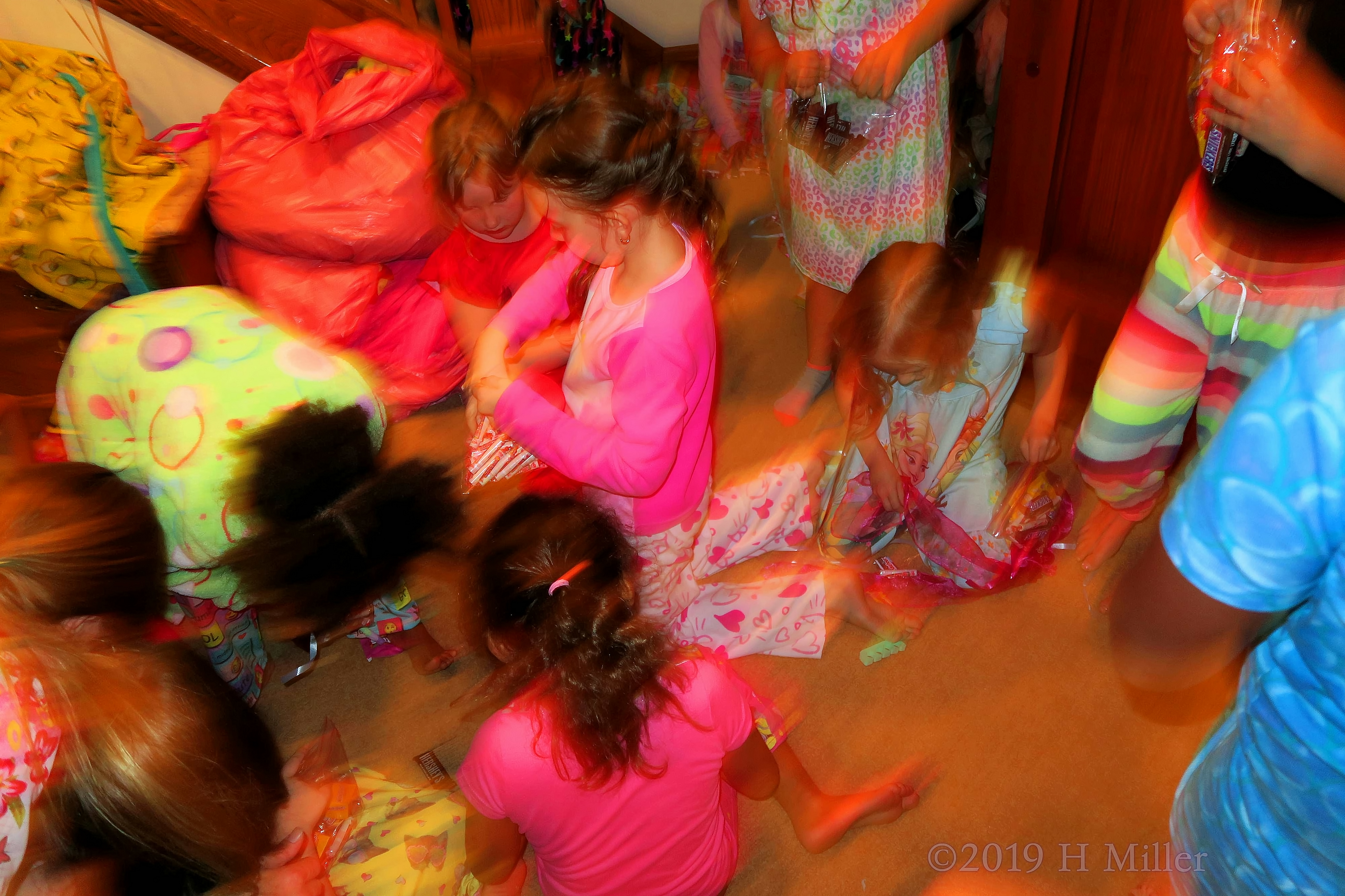 Going For Goodies! Kids Party Guests Pick Up Goodies From Pinata Dump! 4 Going For Goodies! Kids Party Guests Pick Up Goodies From Pinata Dump! 4