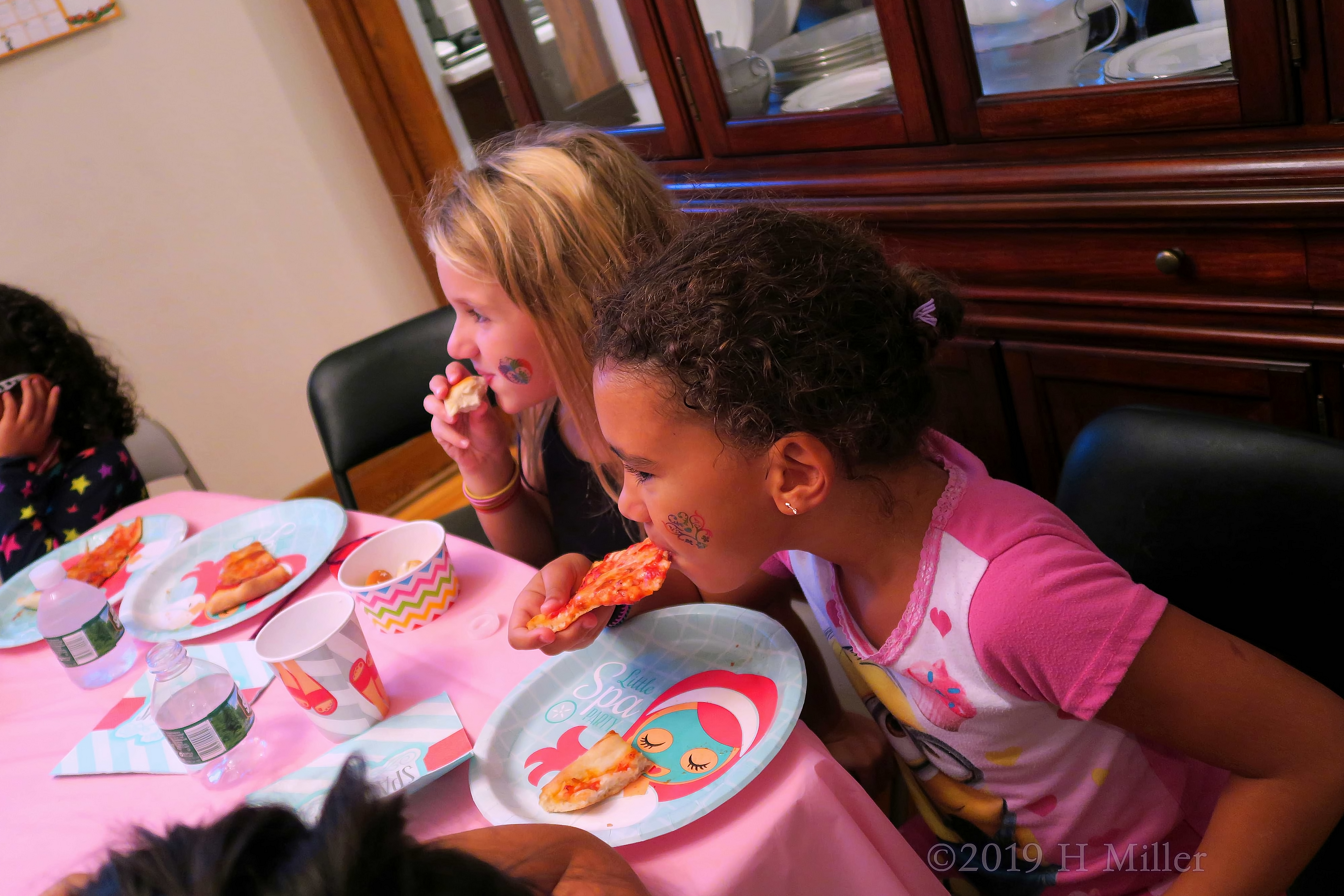 Lunchtime Lounging! Party Guests Eat Pizza! Lunchtime Lounging! Party Guests Eat Pizza!