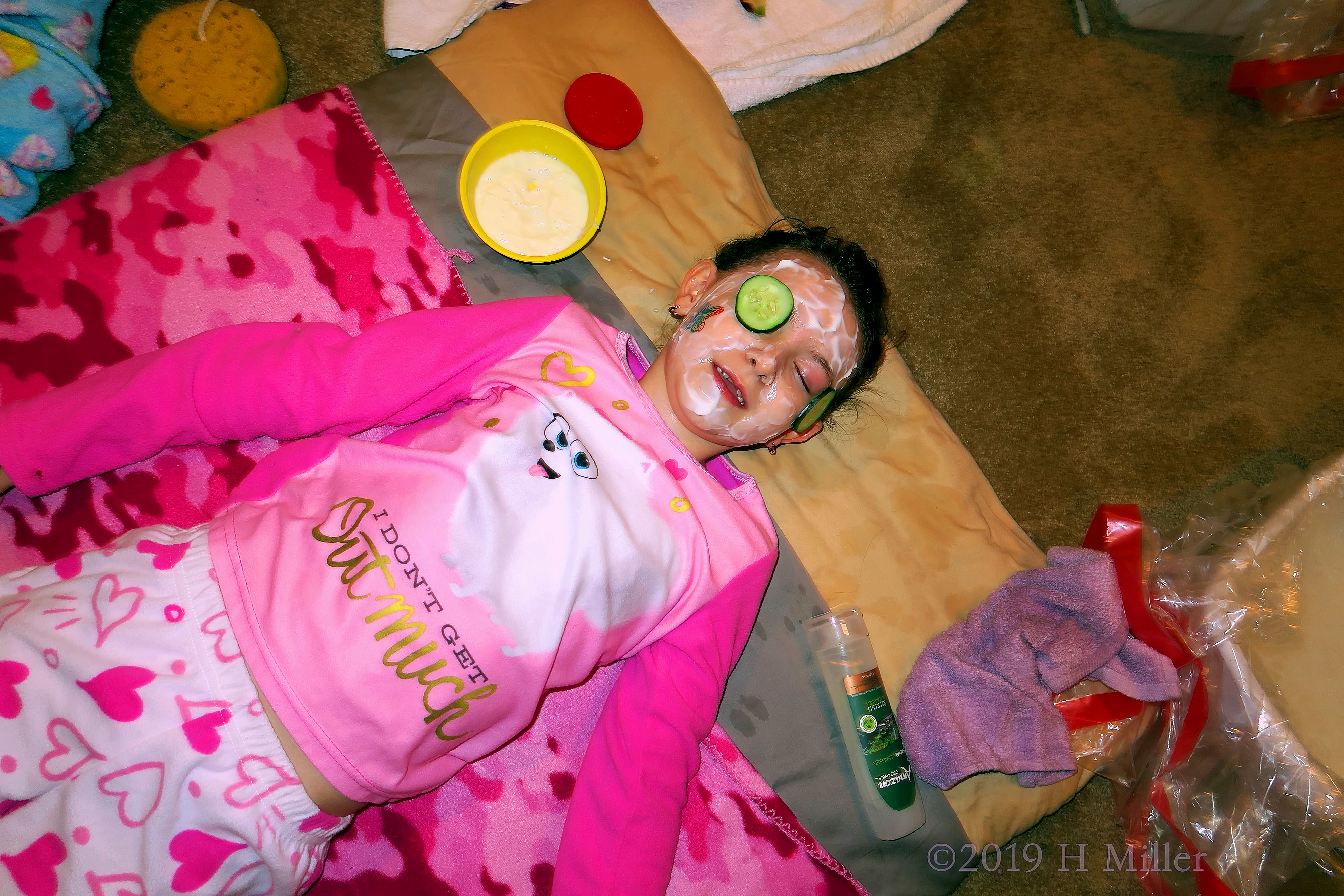 One Eye Covered! Kids Facial On Girls Spa Guest! One Eye Covered! Kids Facial On Girls Spa Guest!